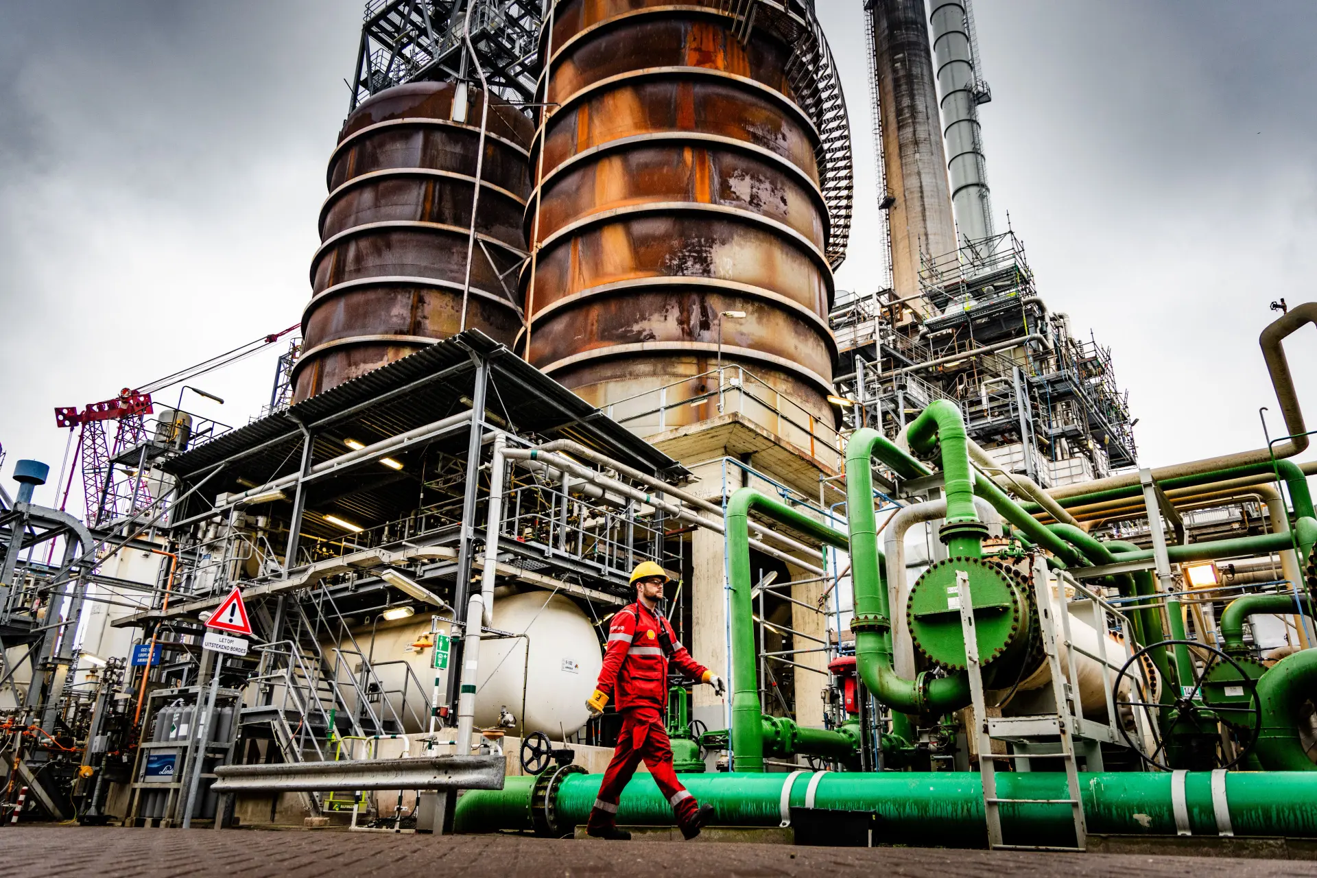 Hof vernietigt vonnis in klimaatzaak tegen Shell: links treurt, rechts hangt vlag uit