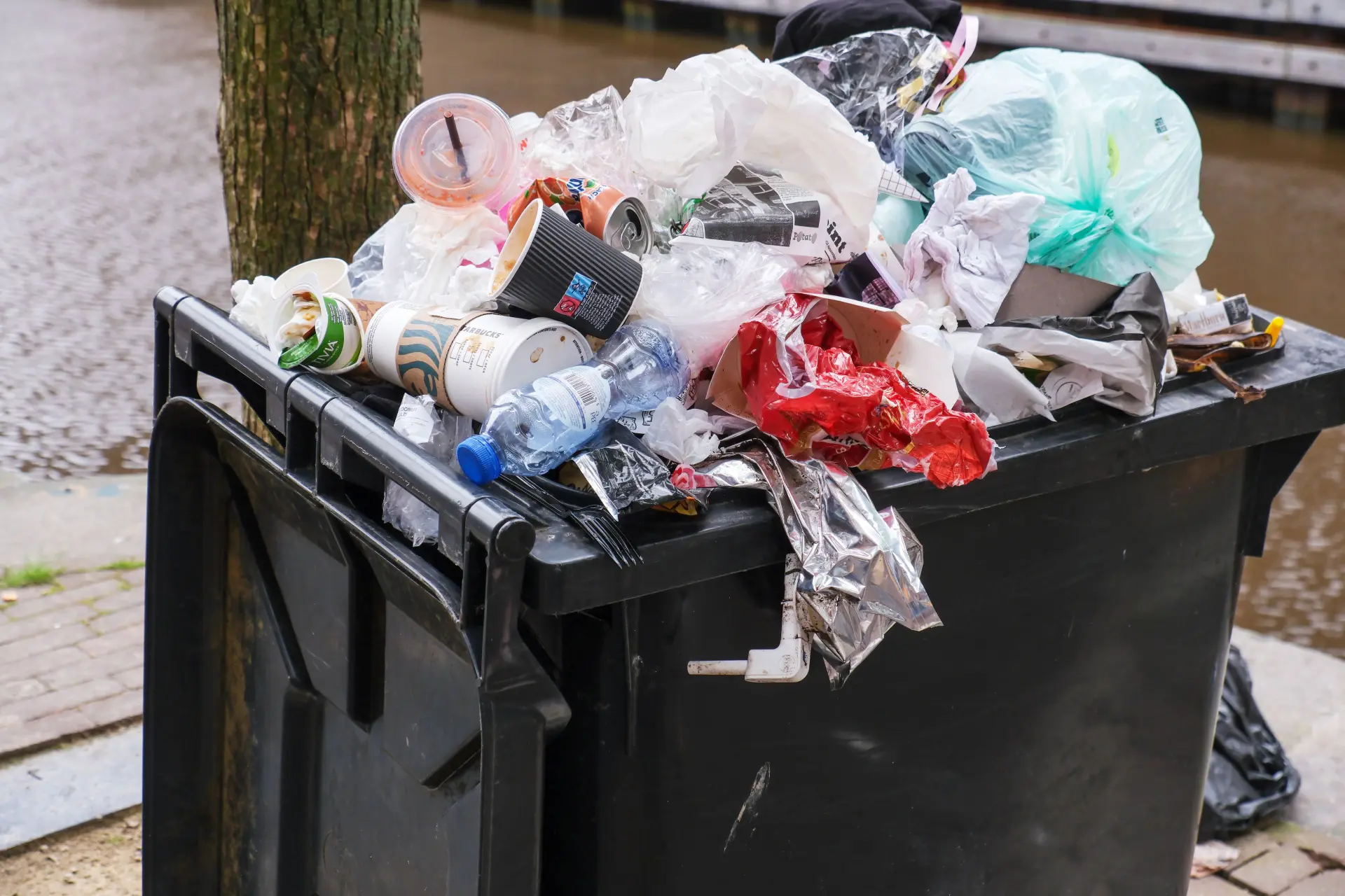 Expert: "Binnen tien jaar kan de wereld alle plasticafval niet meer aan"