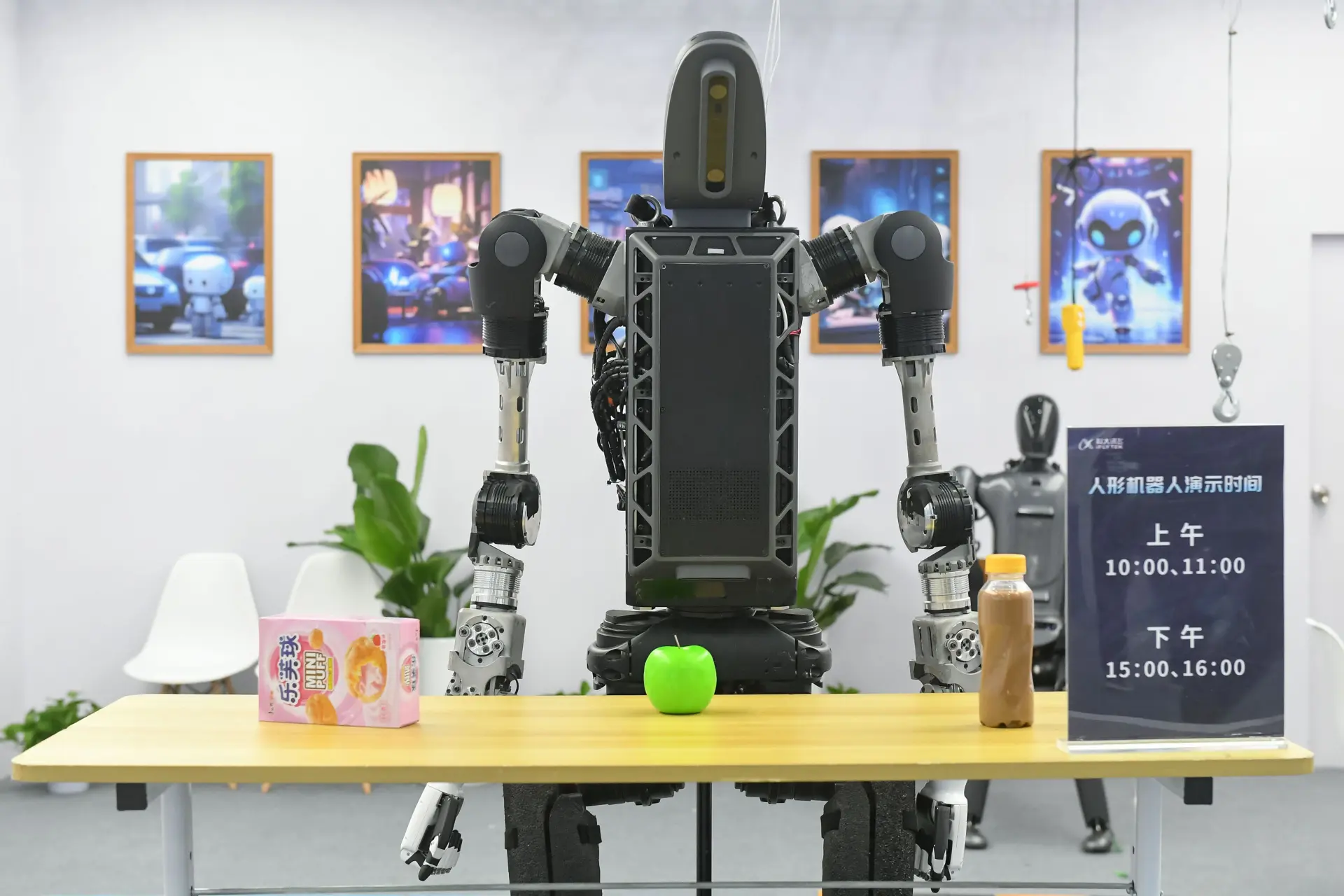 AI een hype? Deze 'slimme' robot doet de was, pakt eieren in, en ruimt de tafel af