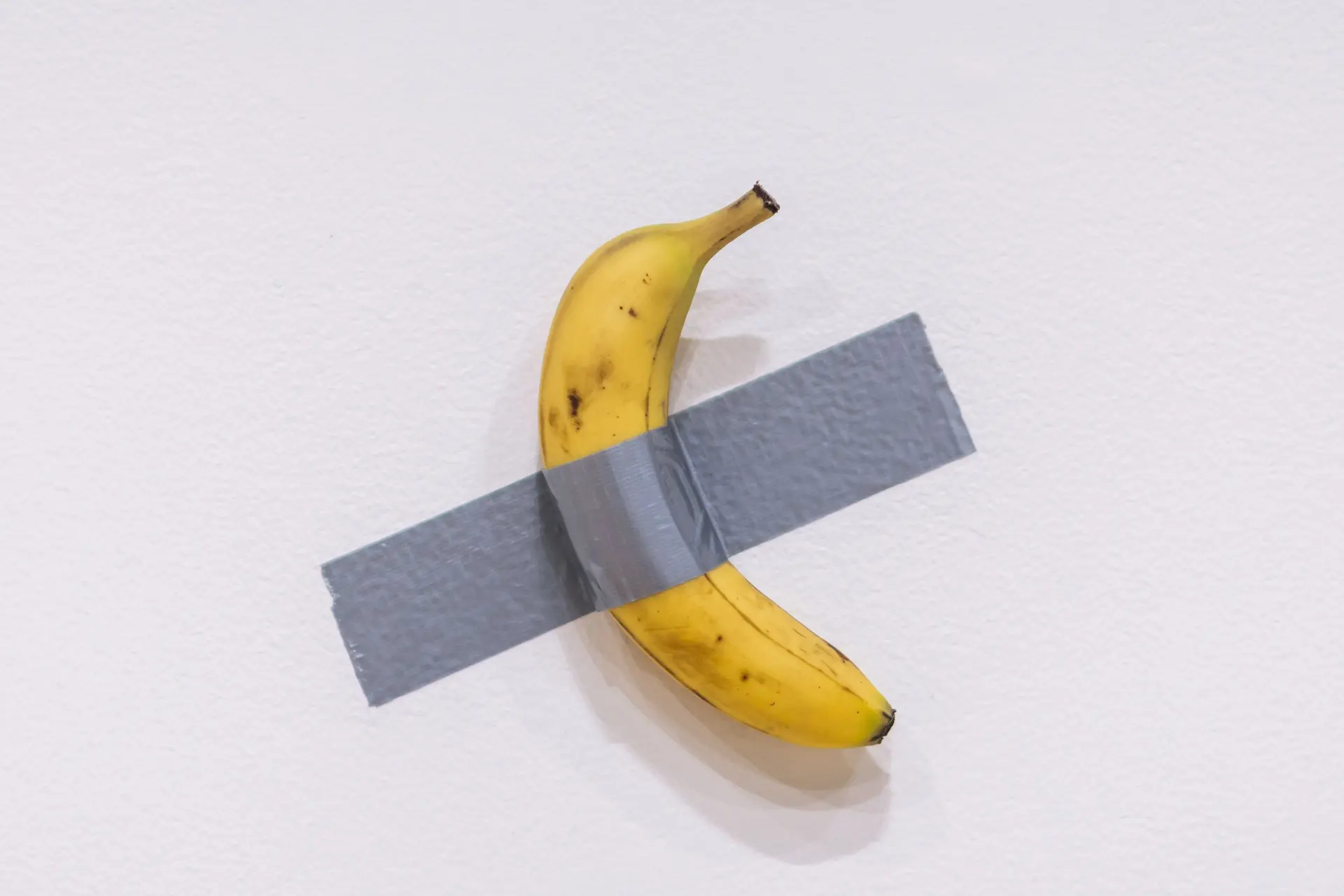 'Banaan met ducttape' geveild: duurste tussendoortje ooit levert duizelingwekkend bedrag op