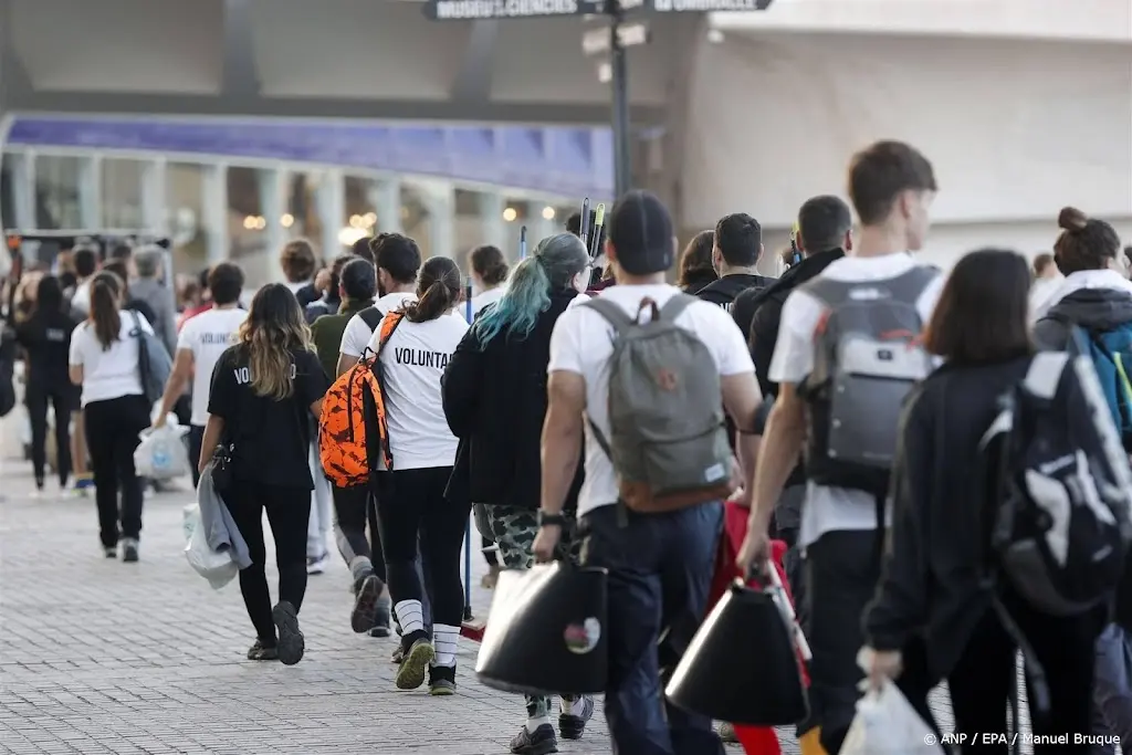 Duizenden vrijwilligers naar Valencia voor hulp opruimen ravage
