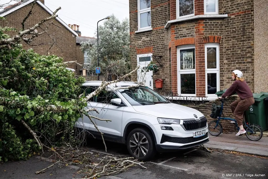 Zeker vijf doden na zware overstromingen door storm Bert in VK, zie beelden