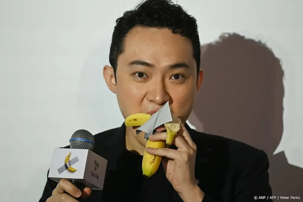 Koper eet banaan op die als kunst aan de muur was geplakt, zie beelden