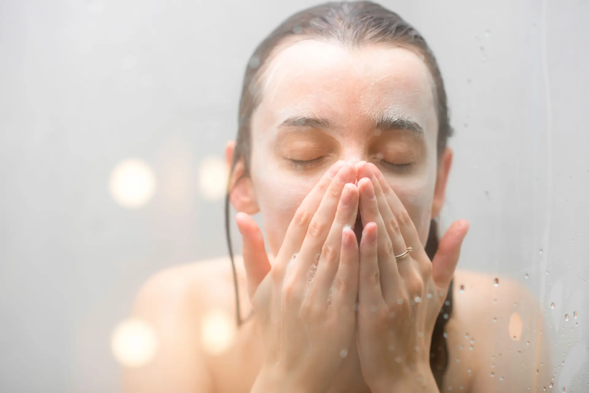 5 fouten die we allemaal maken bij het reinigen van ons gezicht