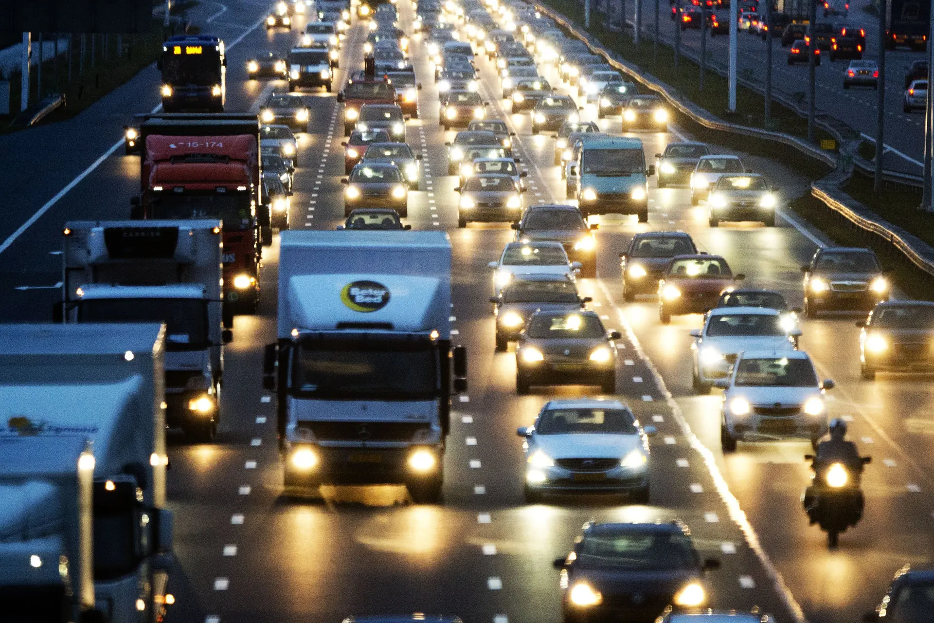 Ergernis van automobilisten: truckers begroeten elkaar met felle knipperende lichten, mag dat eigenlijk wel?
