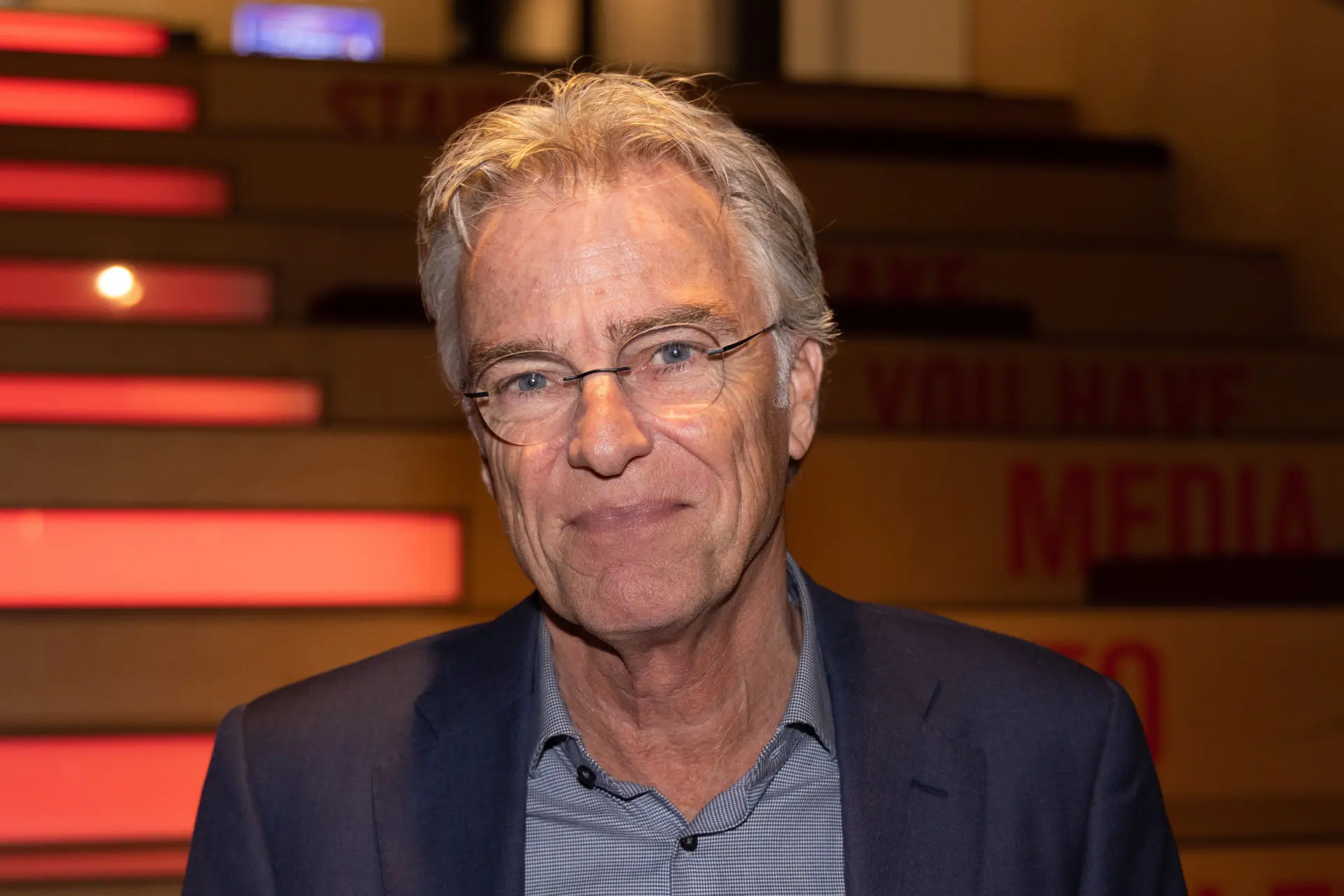 Rob Trip danst op muziek van Engelbewaarder in achtuurjournaal (hij heeft dezelfde dansleraar als Trump)