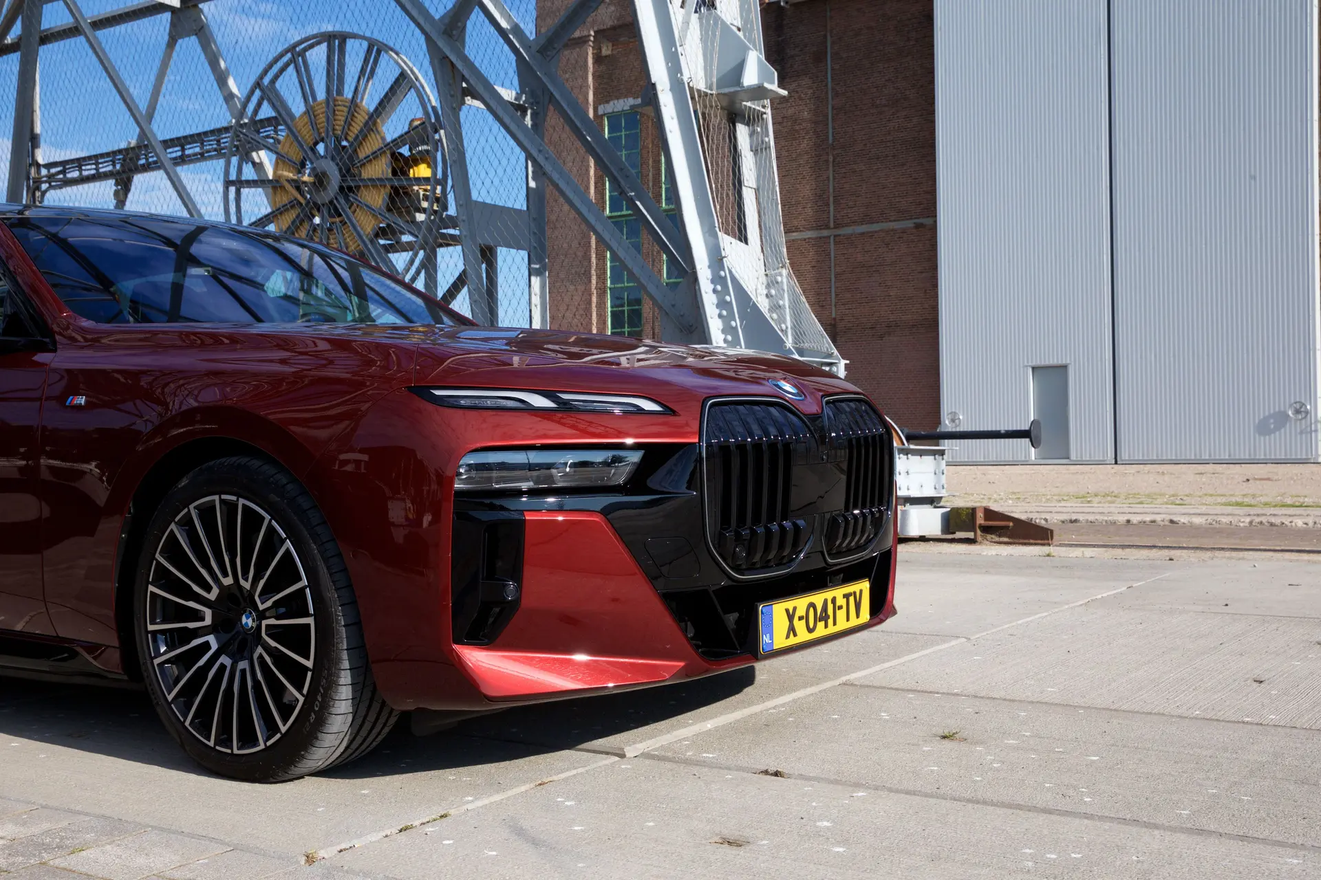 Rondtrekkende BMW-bendes slaan hun slag. Hun werkwijze, en drie praktische tips om auto-inbraken te voorkomen