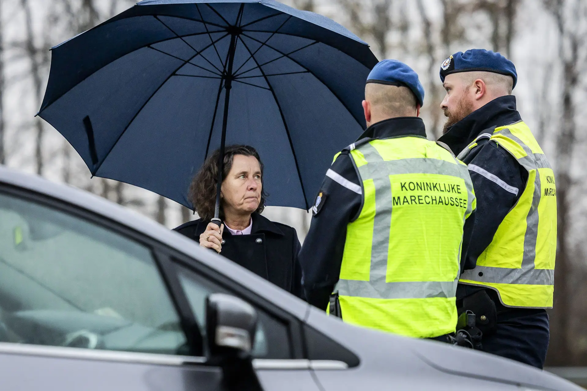 Farce: Marechaussees gefrustreerd door grenscontroles zonder resultaat