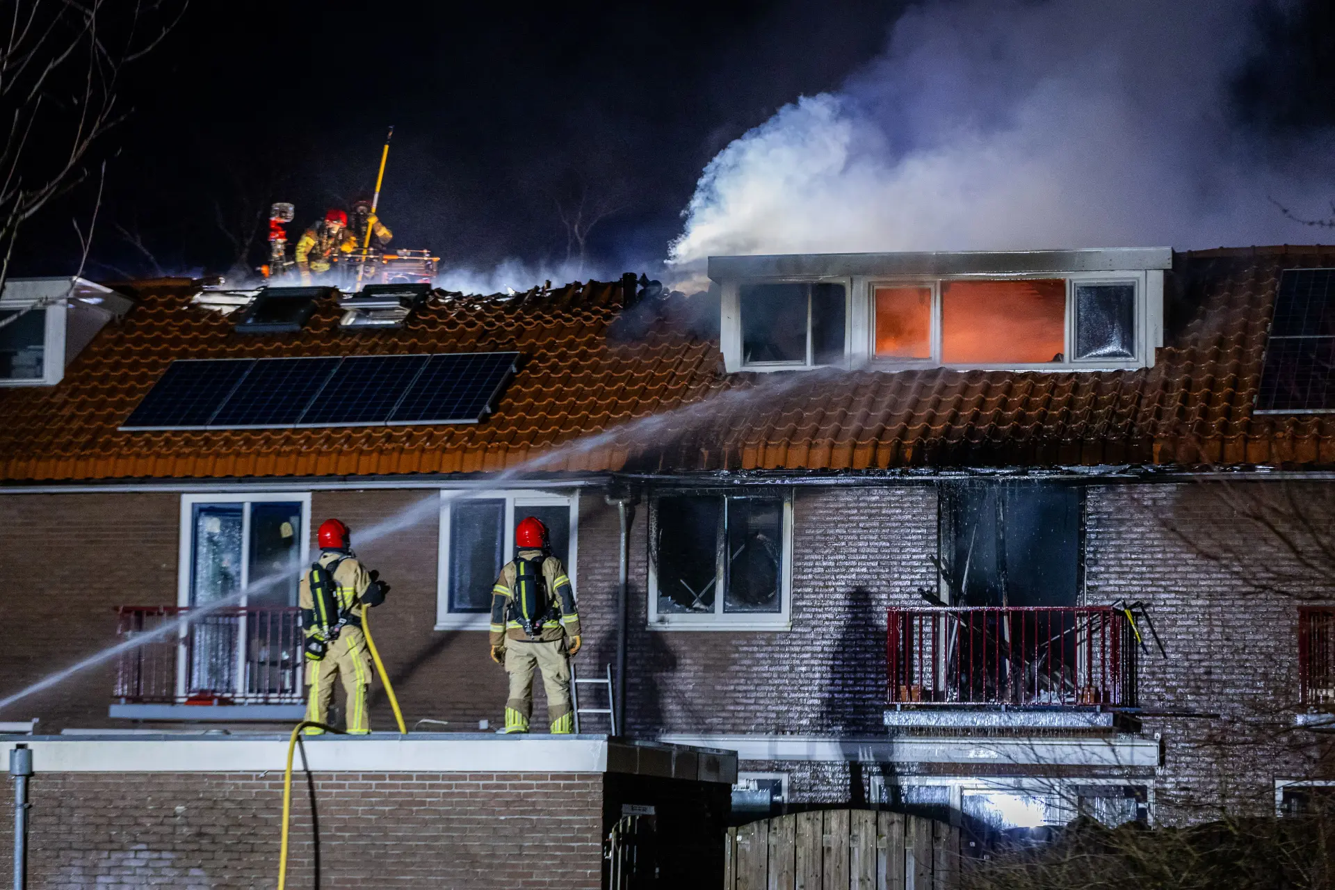 Weer een aanslag? Explosie, grote brand en één zwaargewonde in Purmerends woonblok