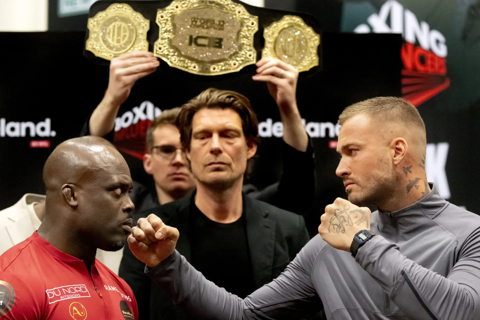 Manhoef slaat Dave Roelvink al na twee ronden neer bij boksevent