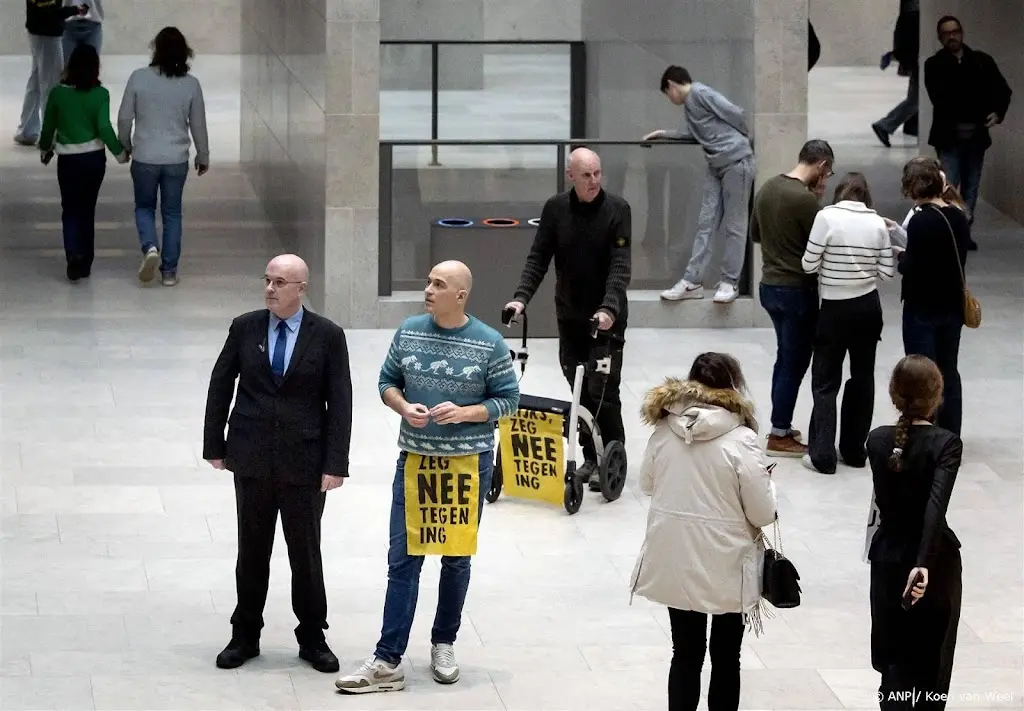 Activisten XR betogen in eregalerij Rijksmuseum tegen sponsor ING