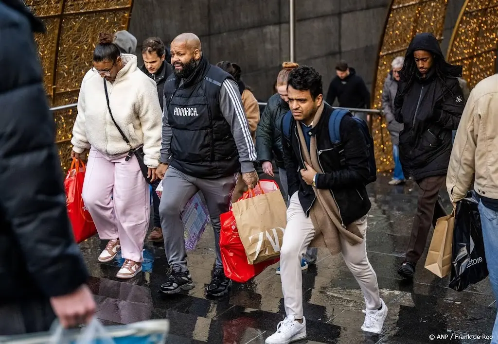 Beschikbaar inkomen huishoudens stijgt door hogere lonen