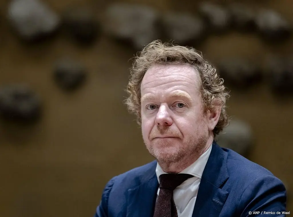 Minister Van Weel: vuurwerkverbod lost niet alles op