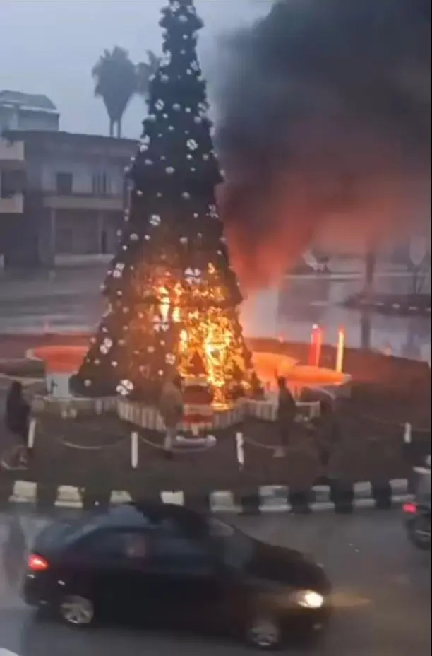 Syrische Christenen bang, nadat moslims kerstboom in brand staken