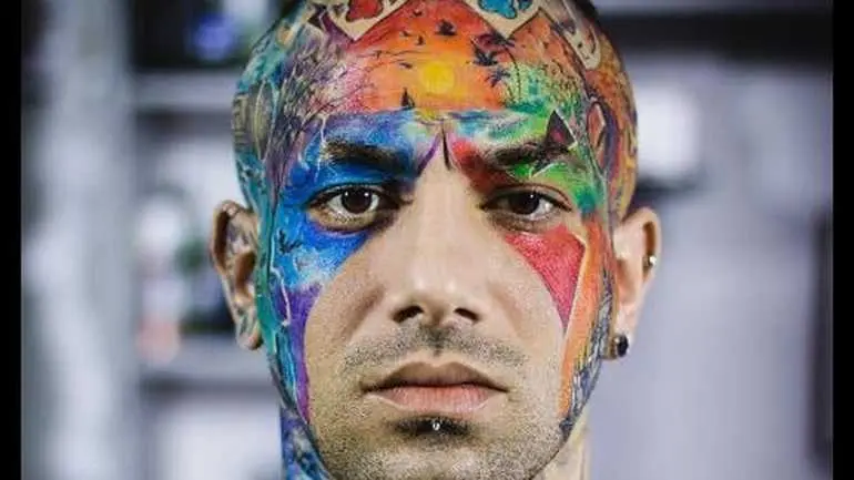 Iraanse rapper – van top tot teen getatoeëerd – krijgt doodstraf voor godslastering
