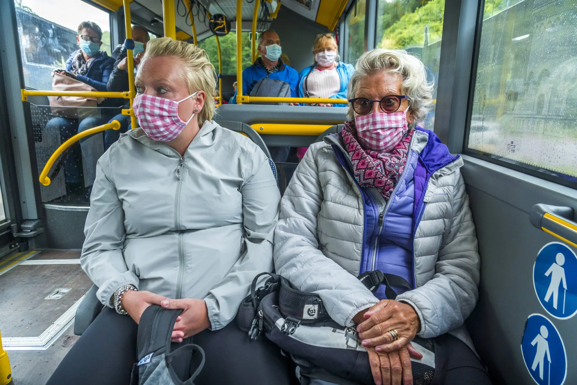 Hoe groot is de kans dat je besmet wordt als iemand in de trein zit te hoesten?
