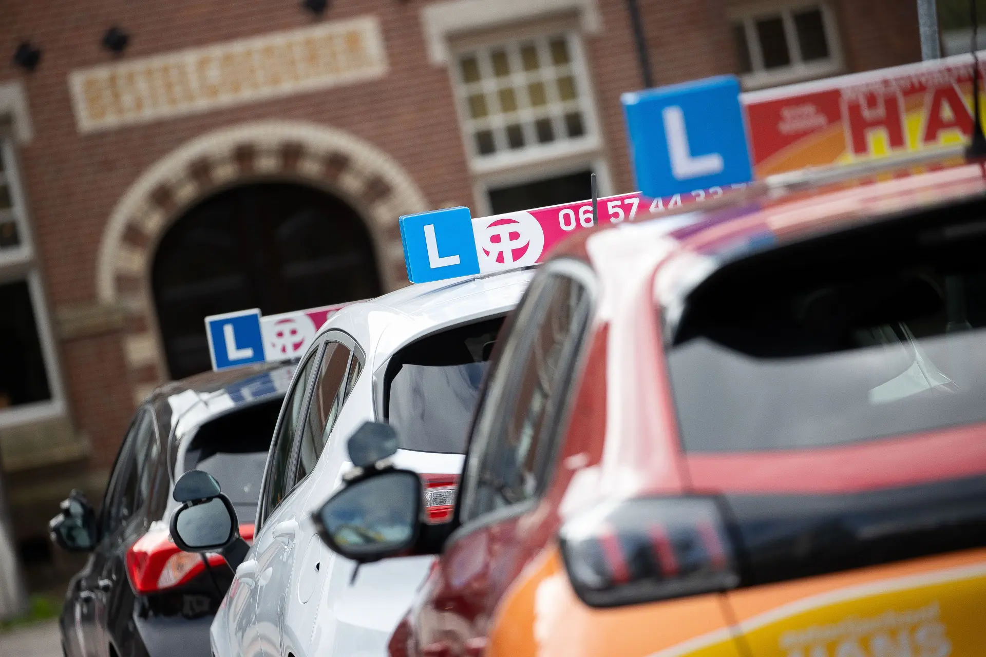Rijlesleraar en twee leerlingen van de weg gehaald na positieve drugstest in Alkmaar