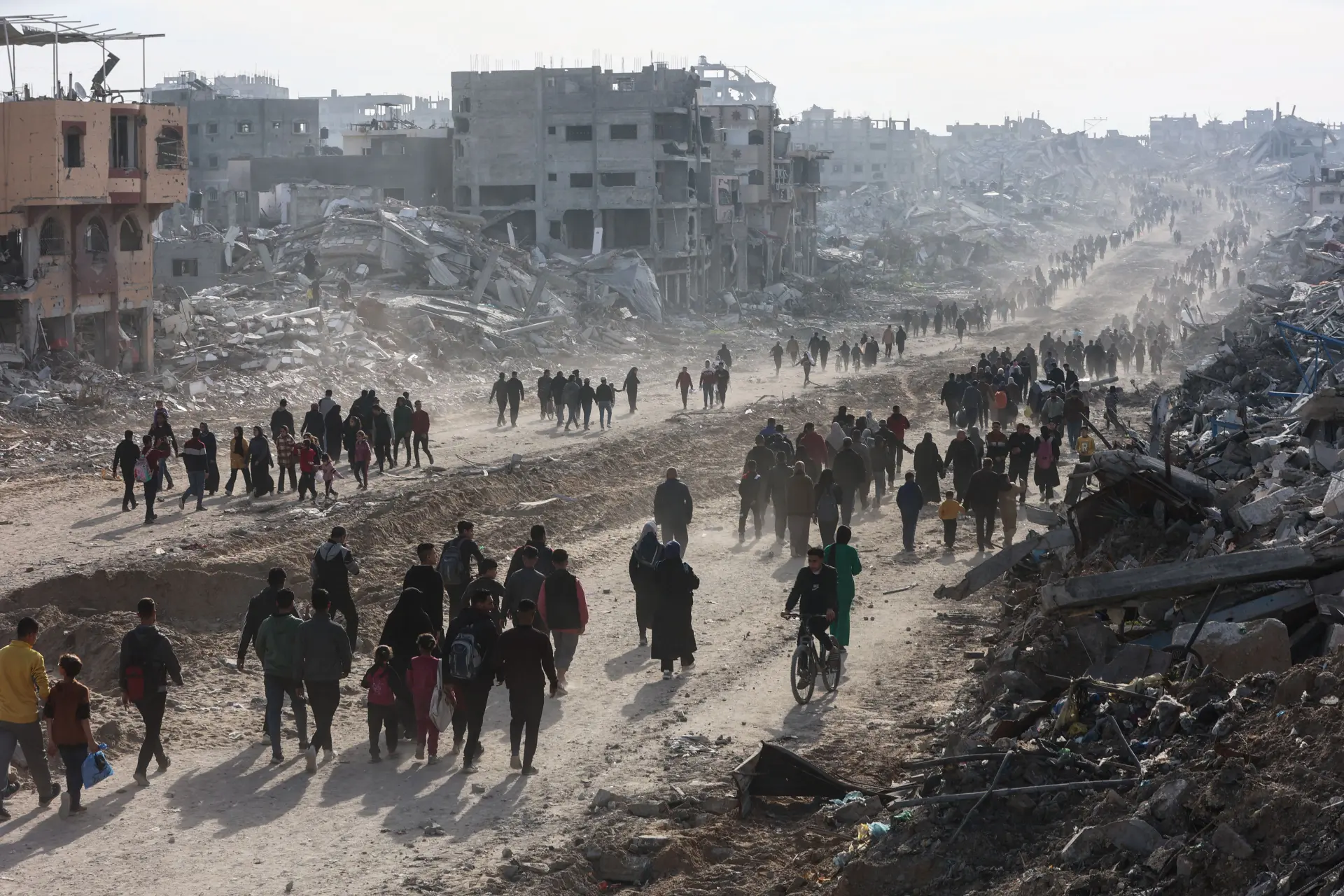 Nieuwe dronebeelden tonen verwoesting in Gaza: 'Het gaat ieder voorstellingsvermogen te boven'