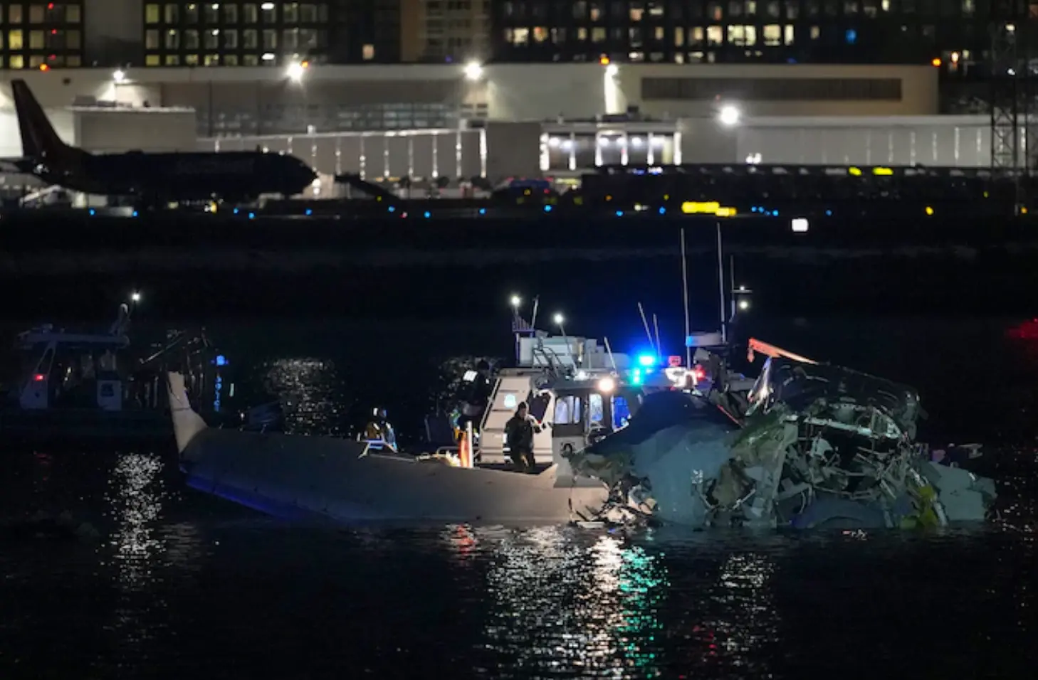 Video: Passagiersvliegtuig botst met legerhelikopter en stort in rivier nabij Washington: “Al zeker 18 lichamen geborgen”