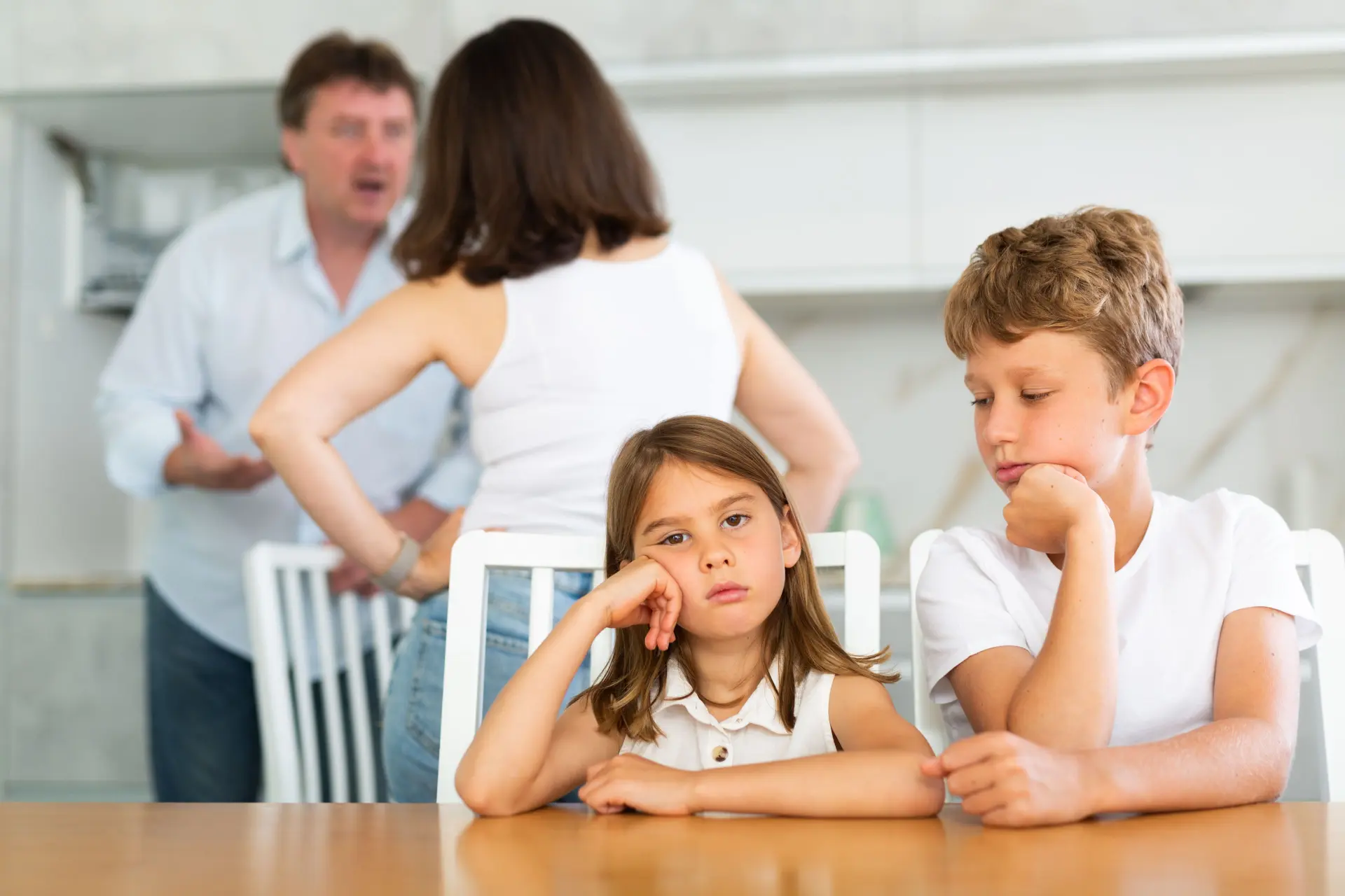 Over deze dingen kun je beter niet praten waar je kinderen bij zijn