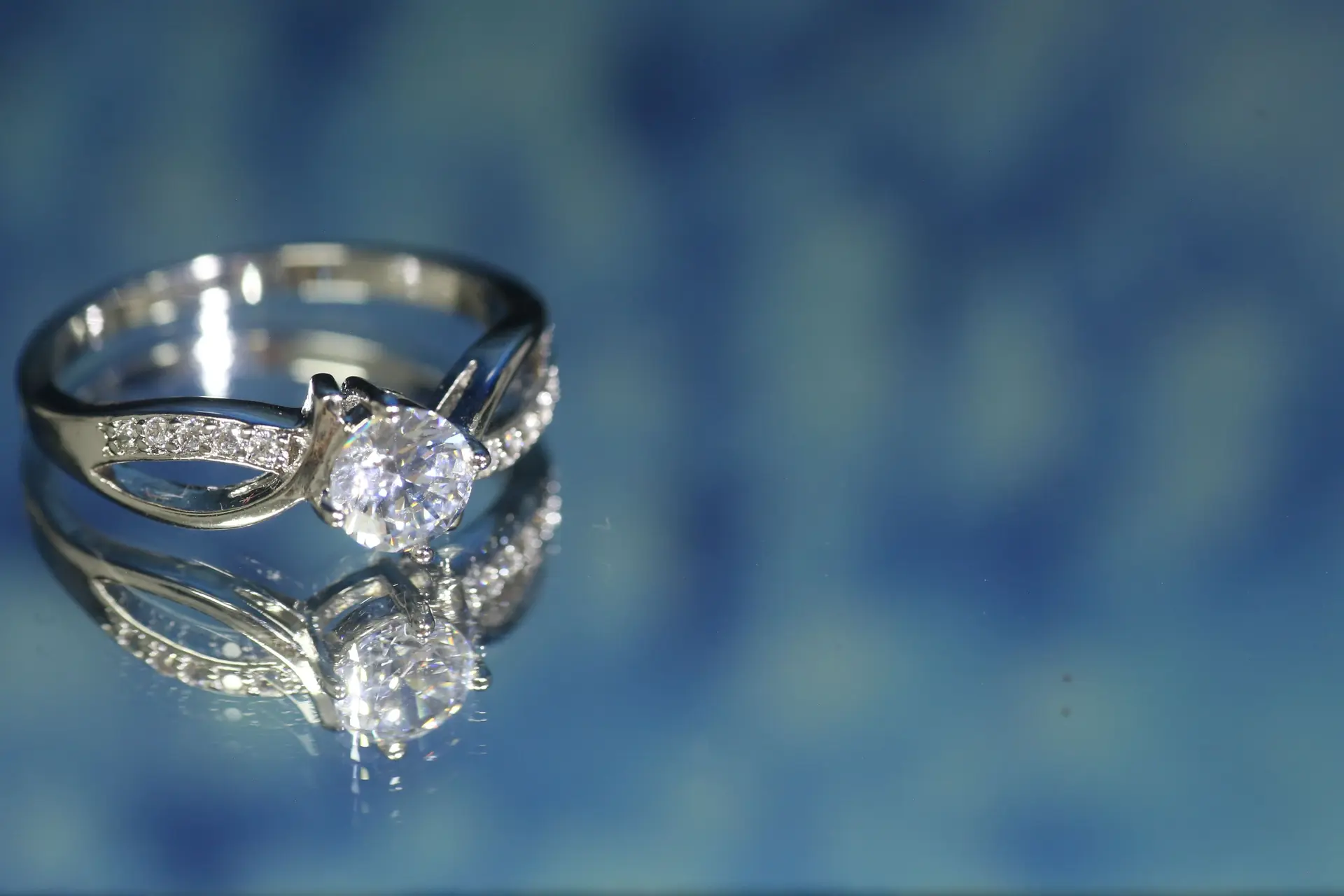 Waarom je je geliefde zeker geen diamanten ring moet geven