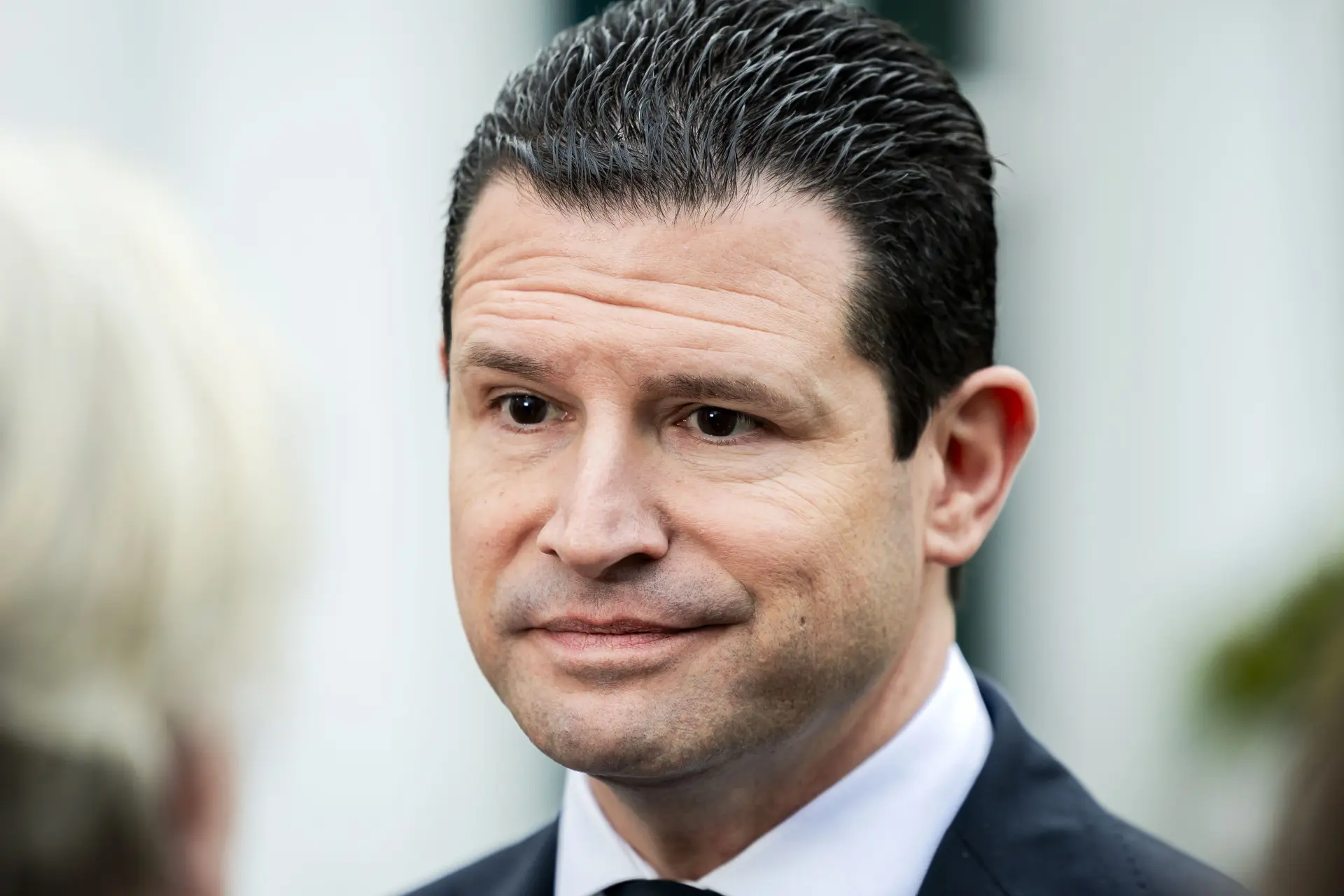 PVV-minister betaalt woordvoerder uit eigen zak om slechte pers rond faillisement te voorkomen