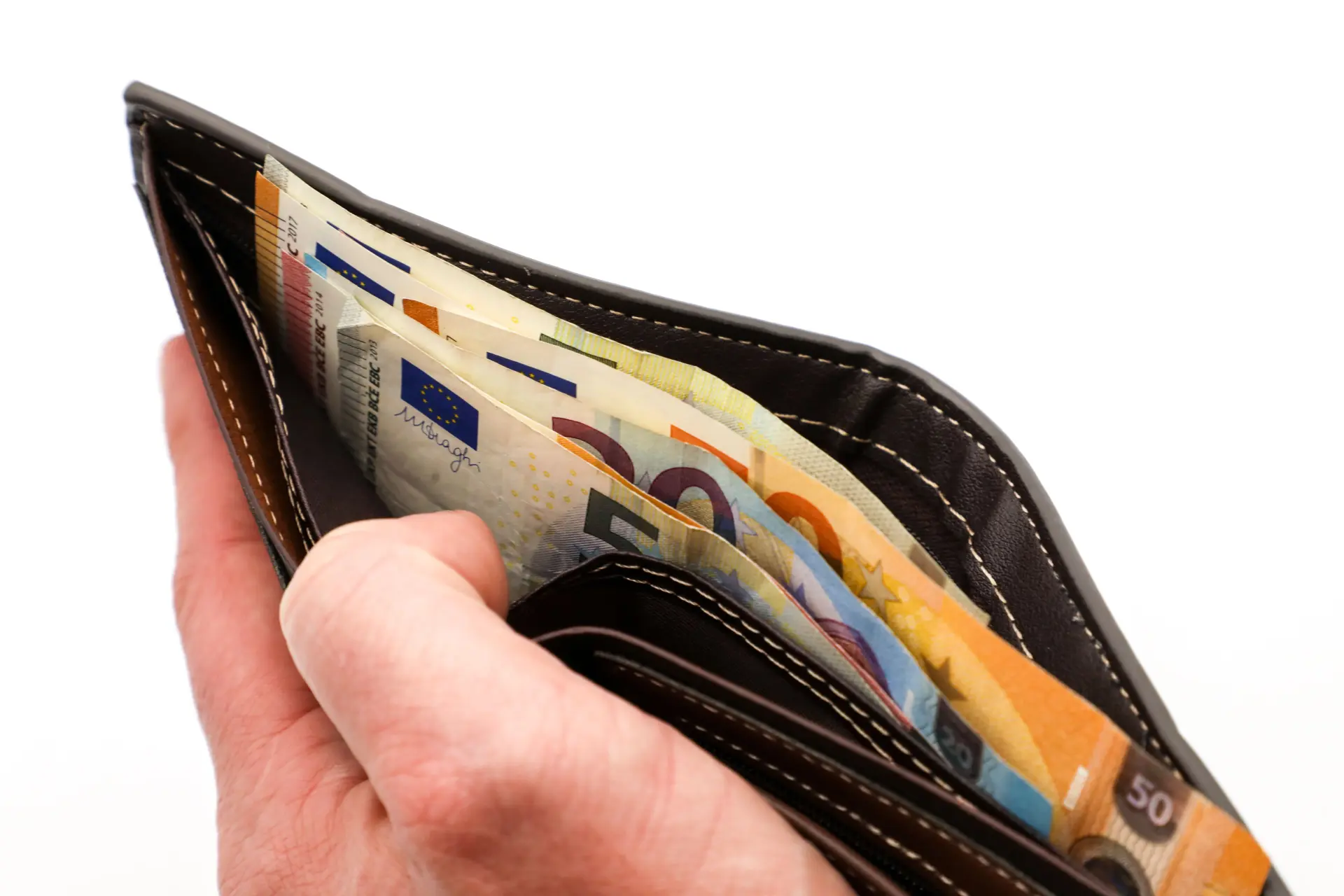 Contant geld verdwijnt steeds meer uit winkels, maar mag dat eigenlijk wel?