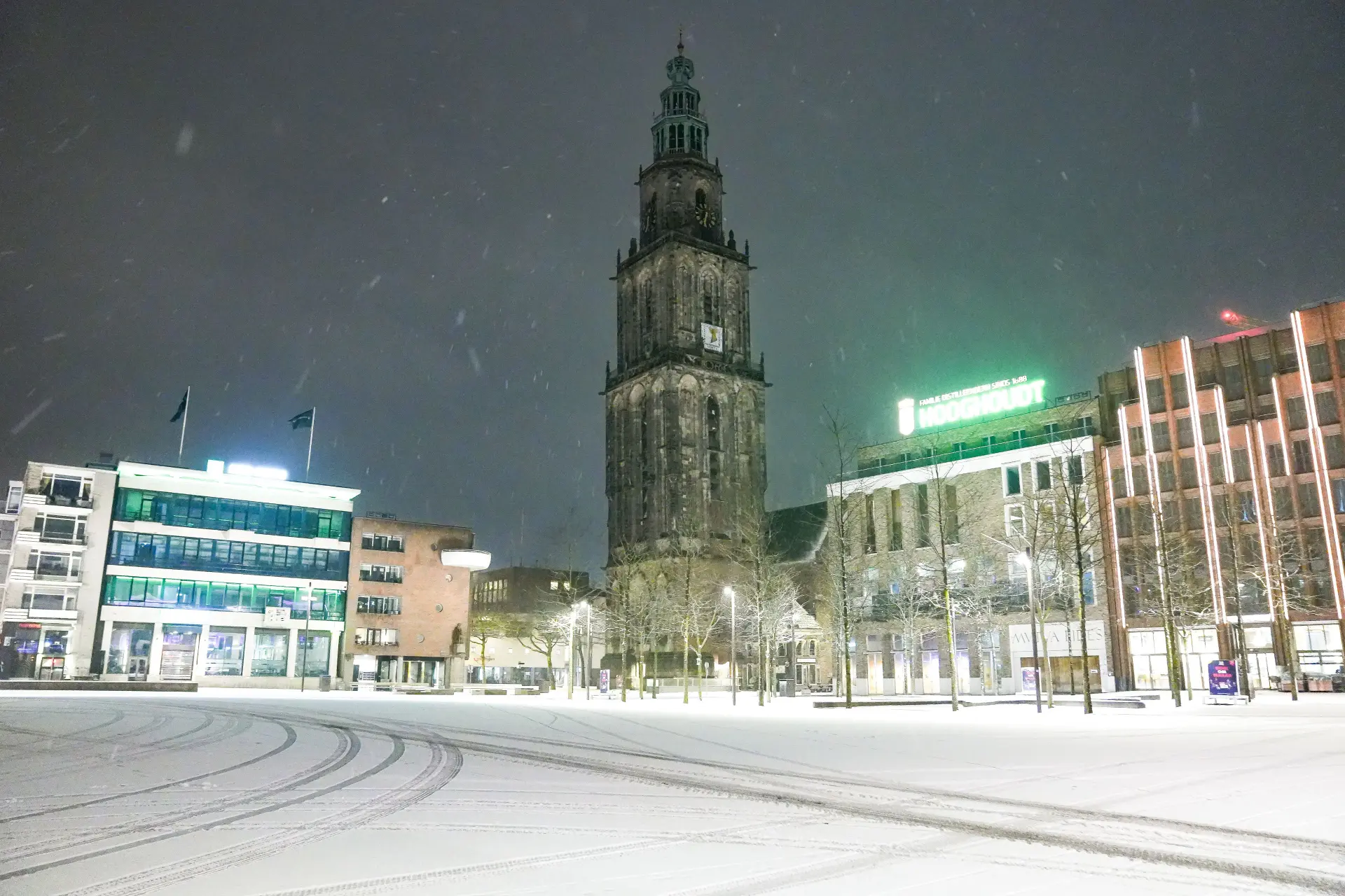 Winterse buien en verkeersongelukken: het is spekglad in het noorden, zie beelden
