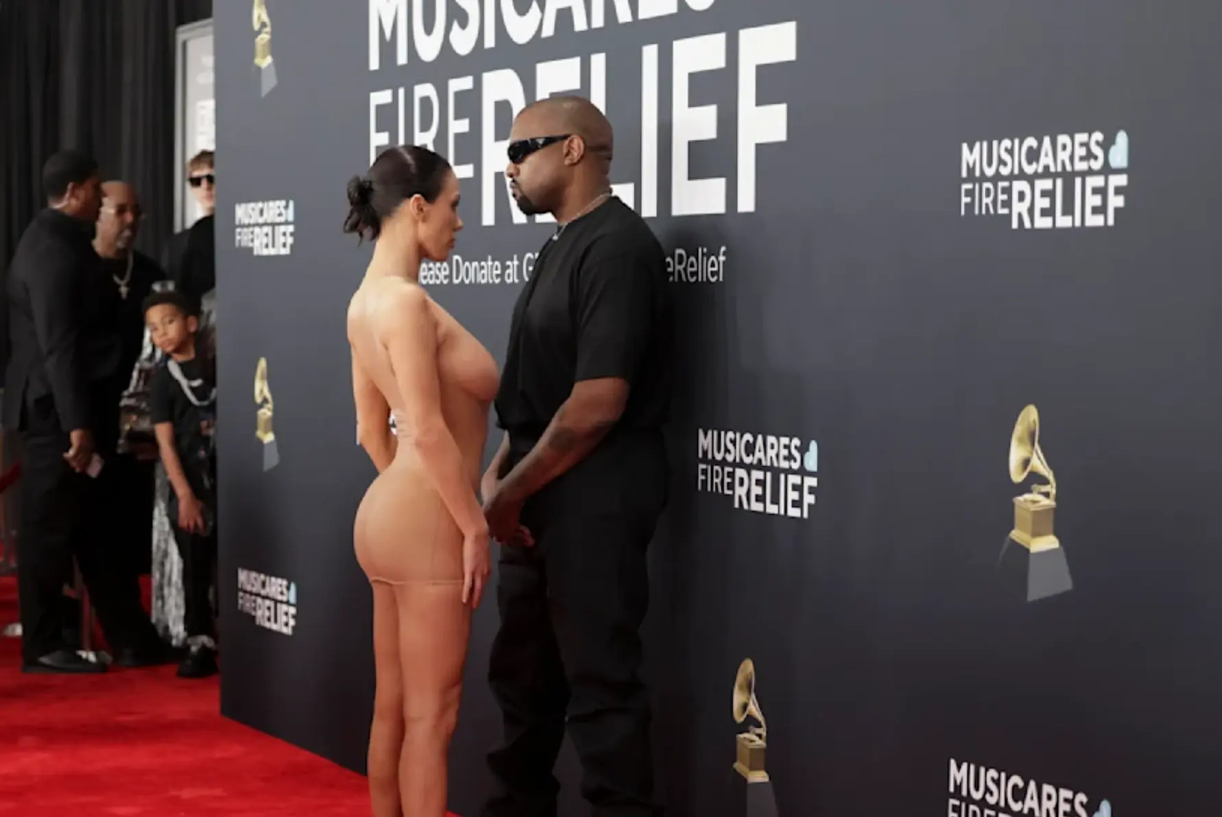 De vrouw van Kanye West had (bijna) niets aan: Grammy-show overschaduwd door naaktloperij