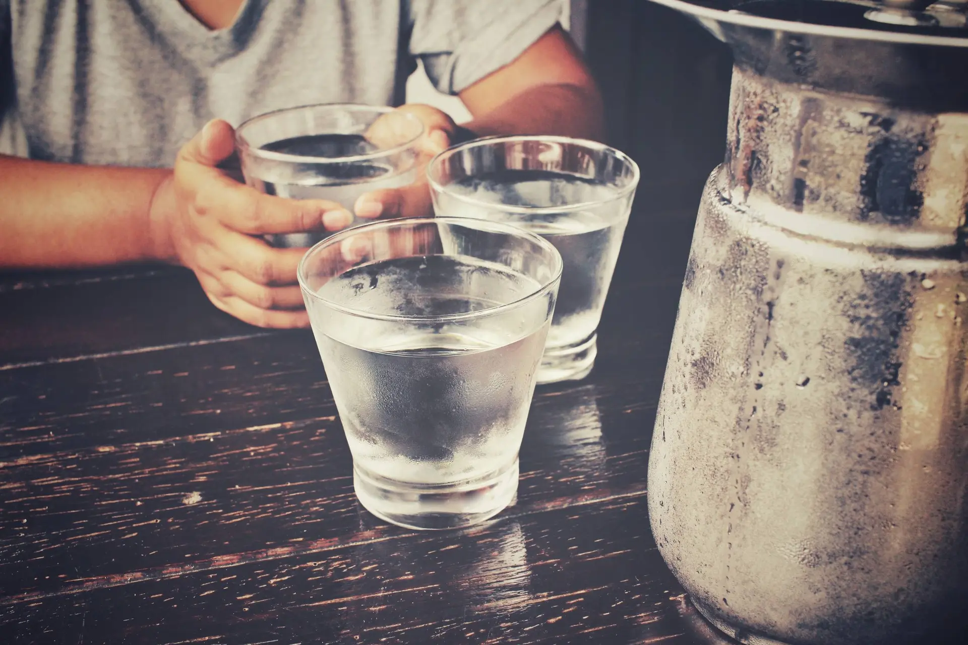 Vergeet die acht glazen water per dag maar: wetenschappers onthullen hoeveel water je écht moet drinken