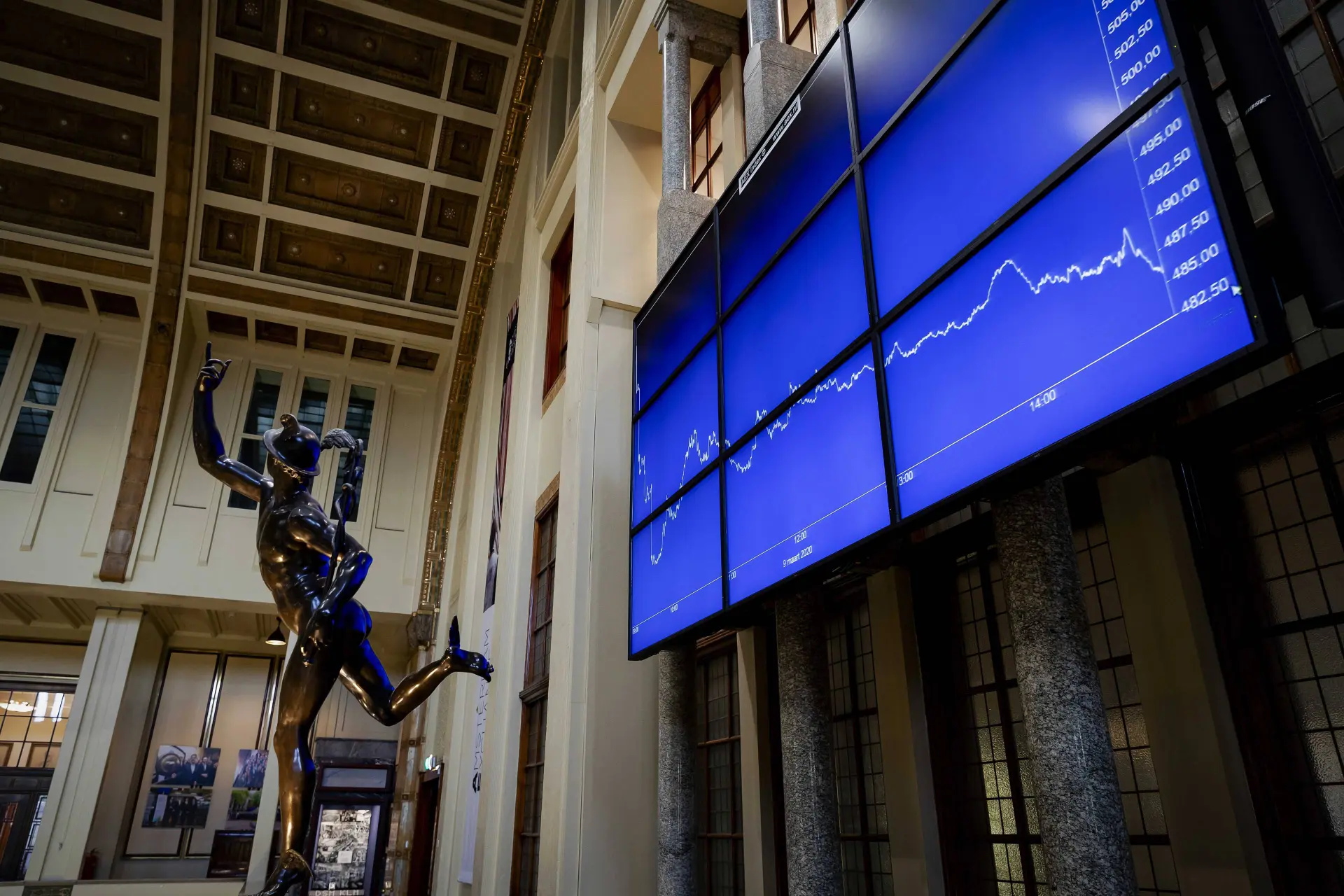 Wall Street verder omlaag door Trumps tarieven, bitcoin piept en kraakt