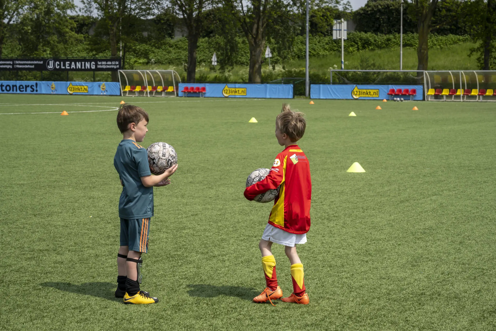 Je baby aanmelden voor voetbal: bij sommige clubs moet je wel