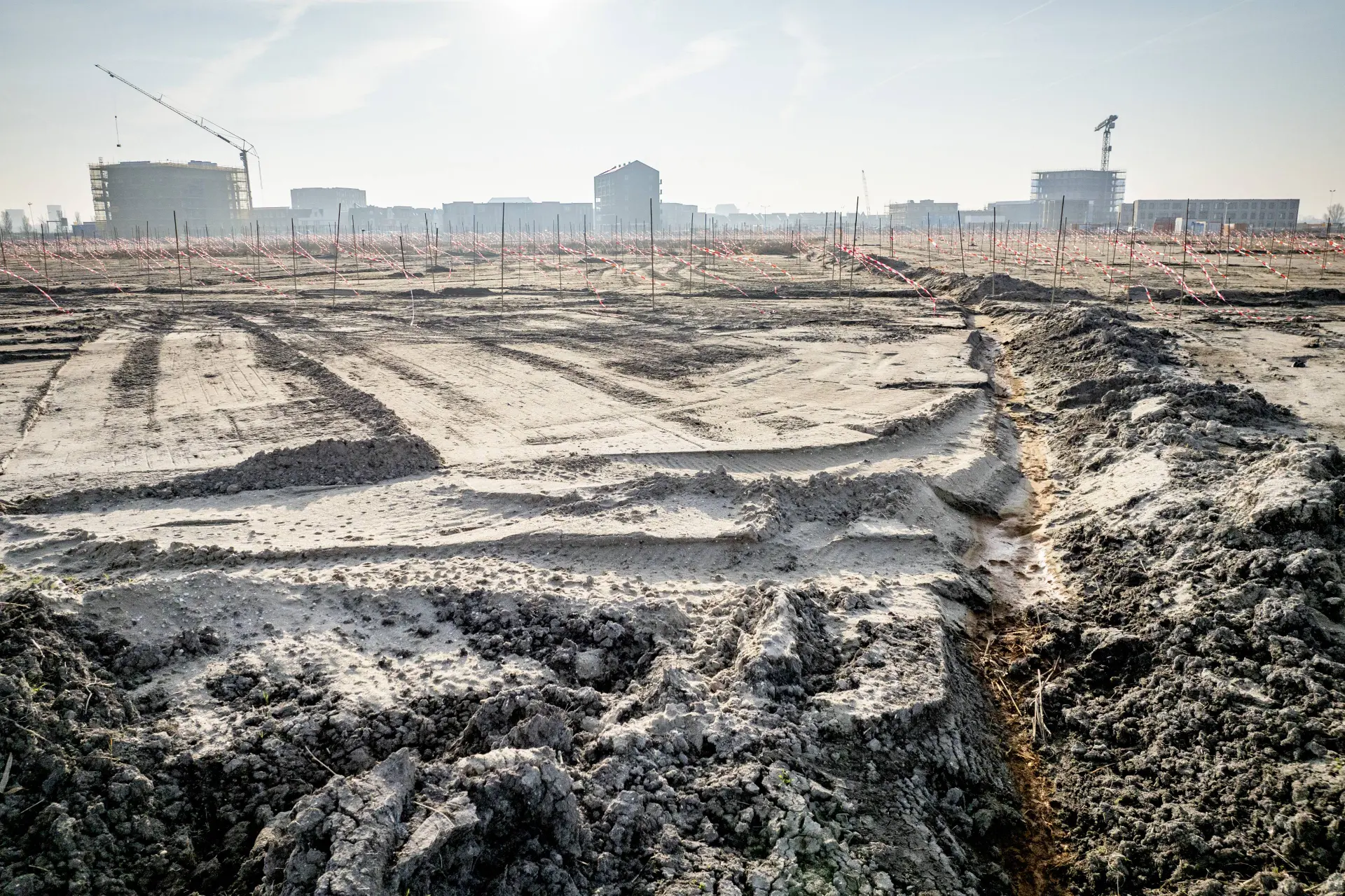 Enorm aantal vergunde woningen komen niet van de grond: 'Huizenkopers betalen de rekening'