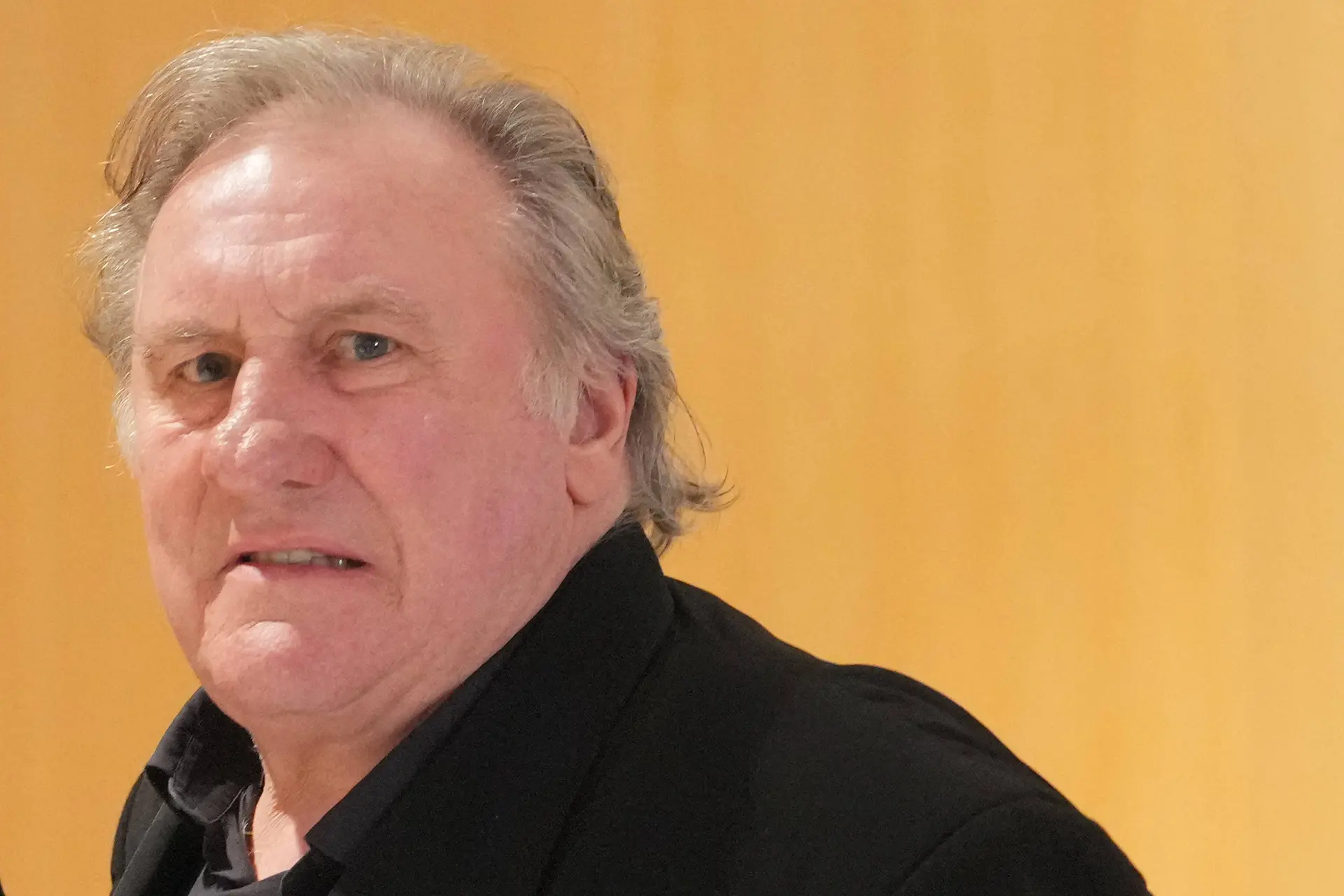 Depardieu, voor de rechter: 'Een hand op een kont is geen aanranding'