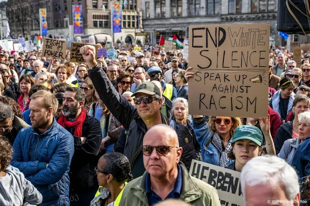 Duizenden demonstreren in Amsterdam tegen racisme en fascisme