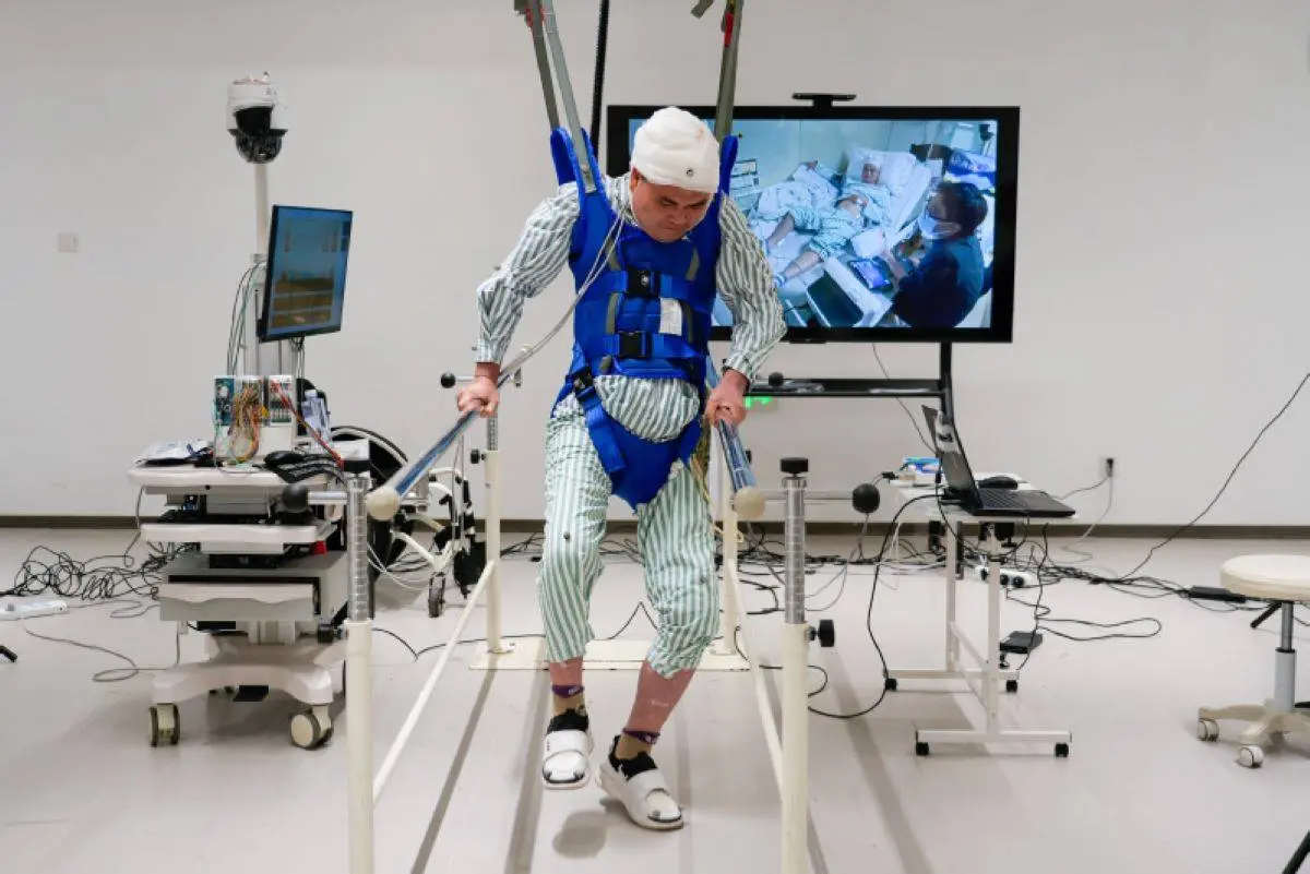 Verlamde patiënten lopen weer dankzij Chinese hersenimplantaten