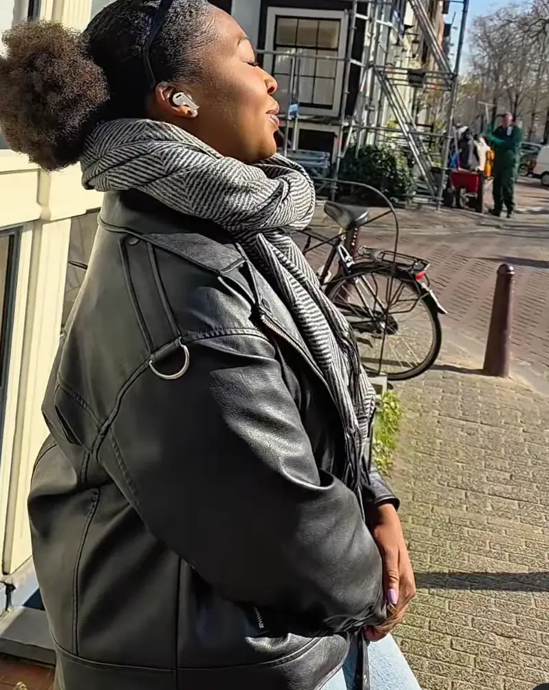 Waarom rijden al die reuzen van Nederlanders in van die kleine autootjes? En andere rare dingen die we doen