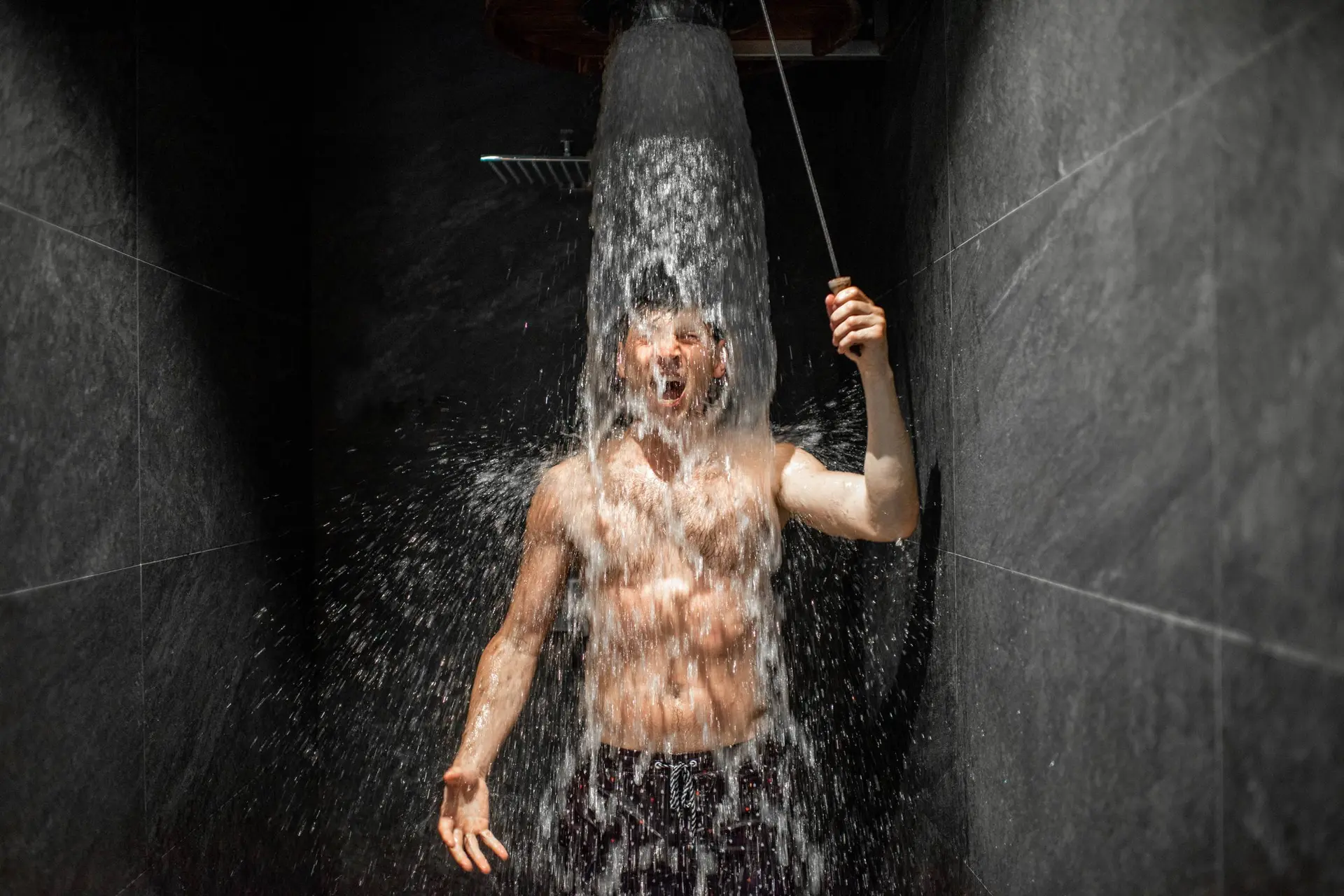 Koude douche maakt je cellen letterlijk sterker, blijkt uit nieuw onderzoek