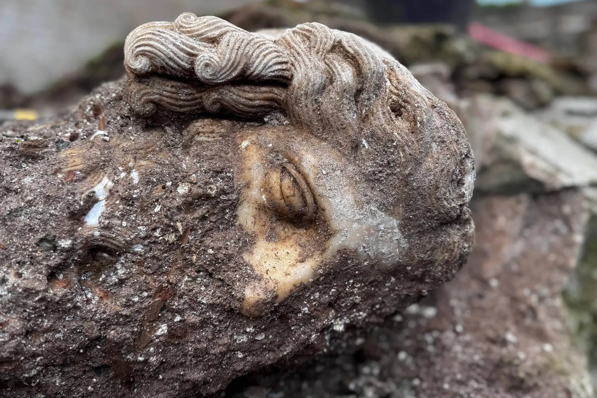 Archeologen vinden antiek Romeins hoofd in kerkfundering