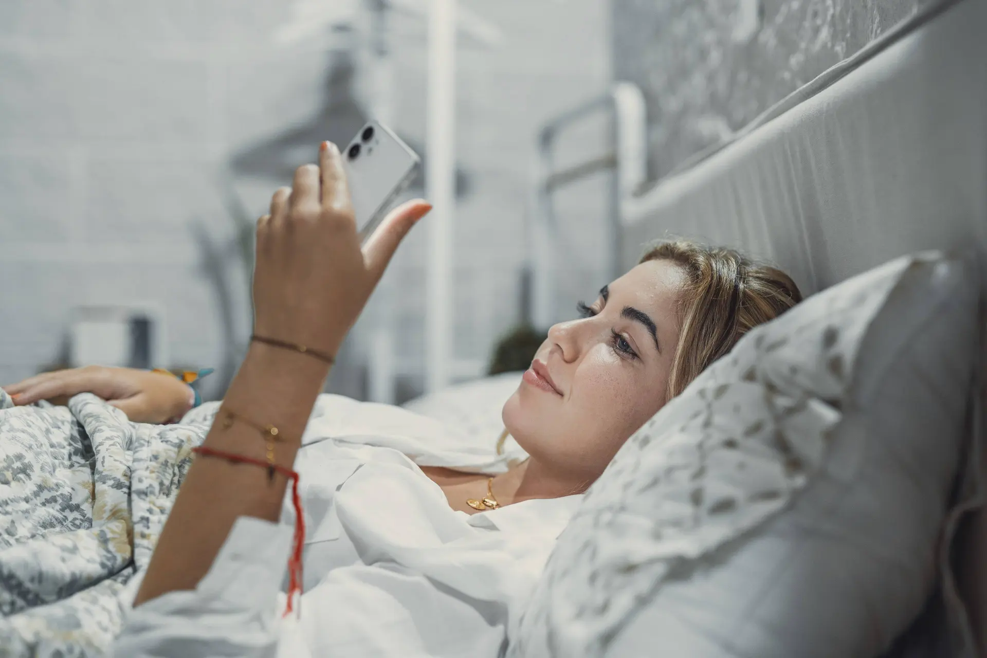 Neem jij je telefoon mee in bed? Dit zijn de desastreuze gevolgen voor je nachtrust (maar het maakt uit wát je kijkt)