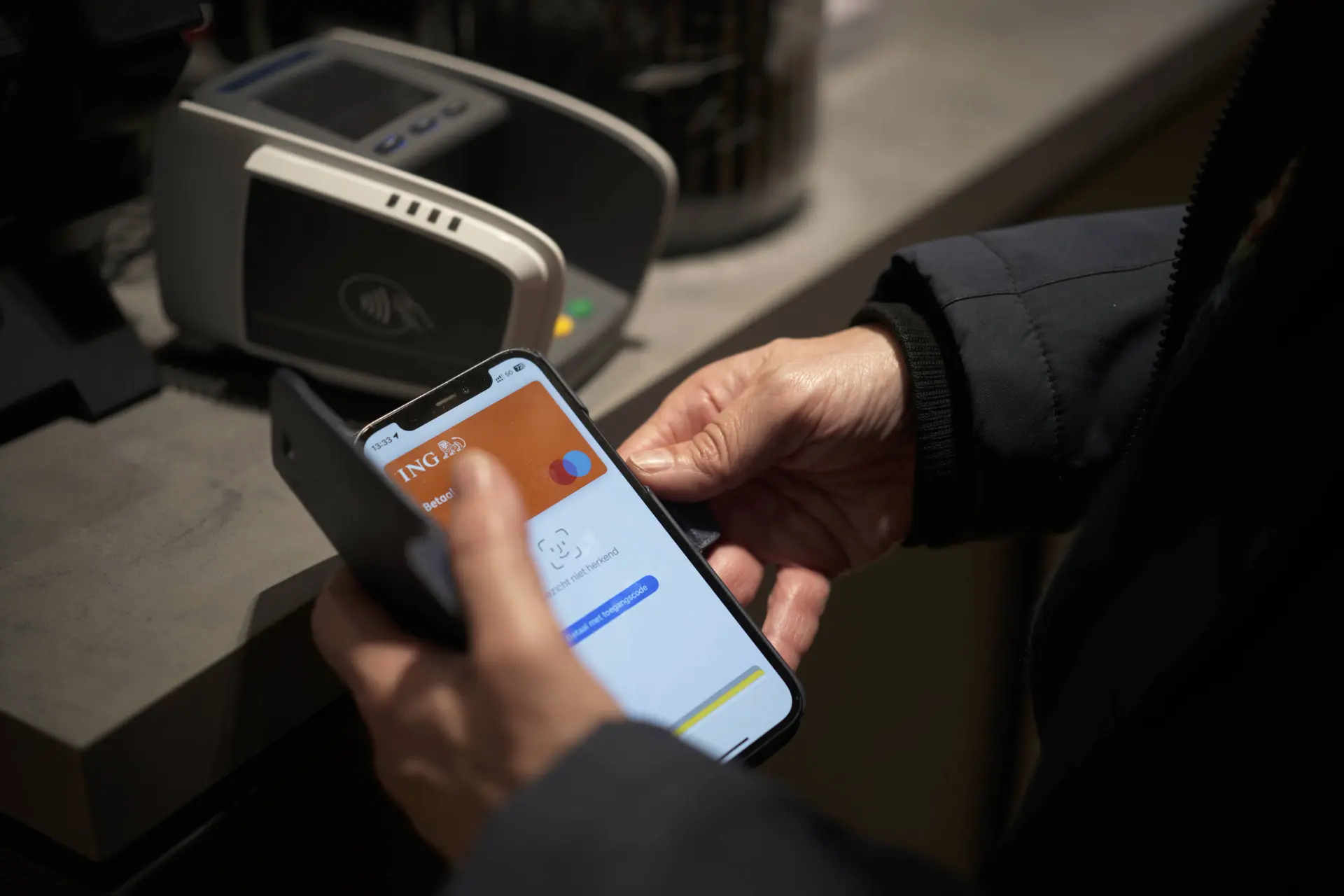 Afrekenen met mobiele telefoon steeds populairder, hoe vaak betalen we nog met contant geld?