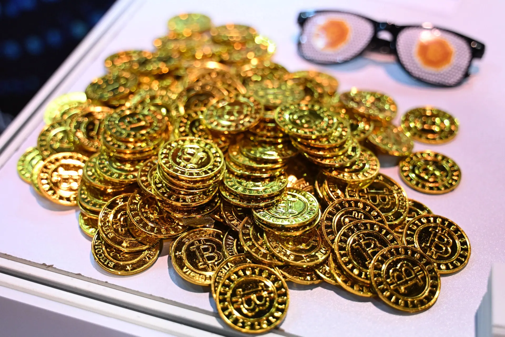 Beurzen en bitcoin veren op na terugkrabbelen Trump, goud zakt in