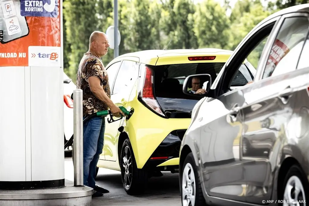 Tanken in Nederland goedkoper door dalende olieprijzen