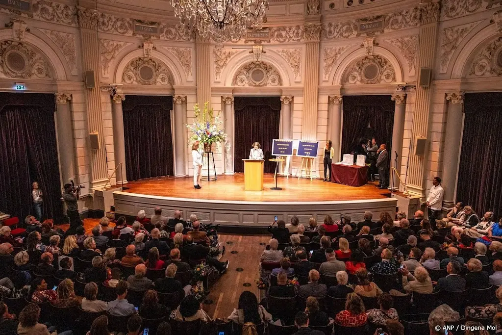 Minder mensen krijgen lintje voor helpen van vluchtelingen