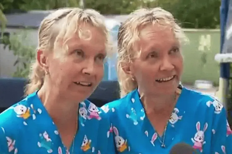 Bizarre video: Tweelingzussen gaan viraal met synchroon interview over gewapende overval