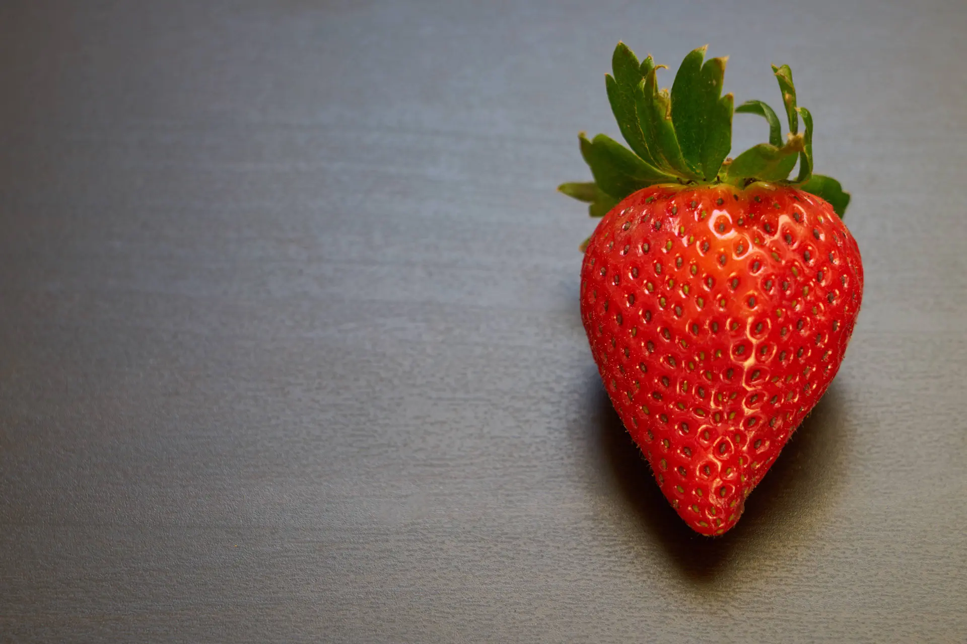 Dit is hoe je je aardbeien eigenlijk zou moeten schoonmaken (en zo blijven ze langer vers