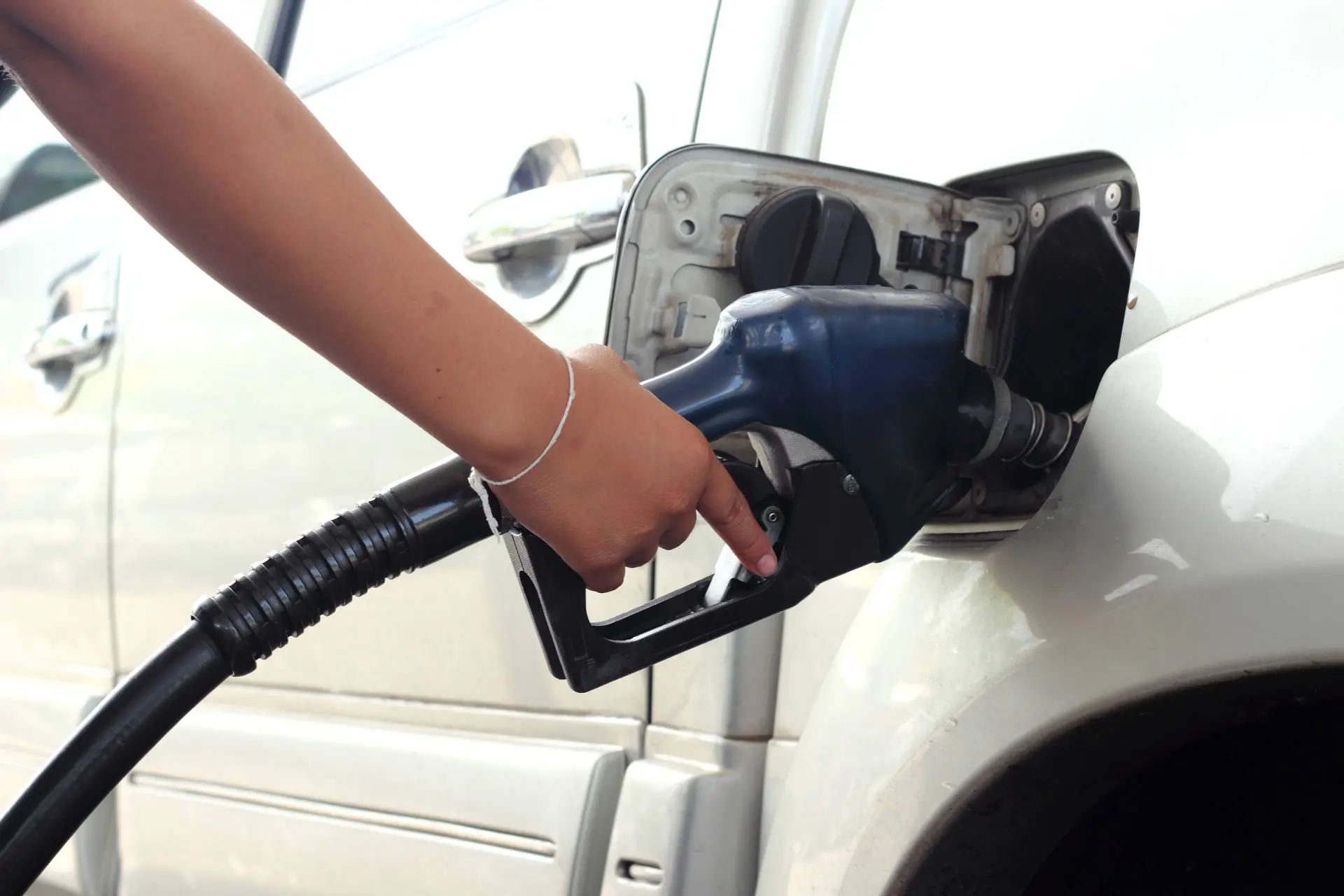 Vanaf vandaag komt er andere benzine uit de pompen in Nederland (en dit merk je ervan)