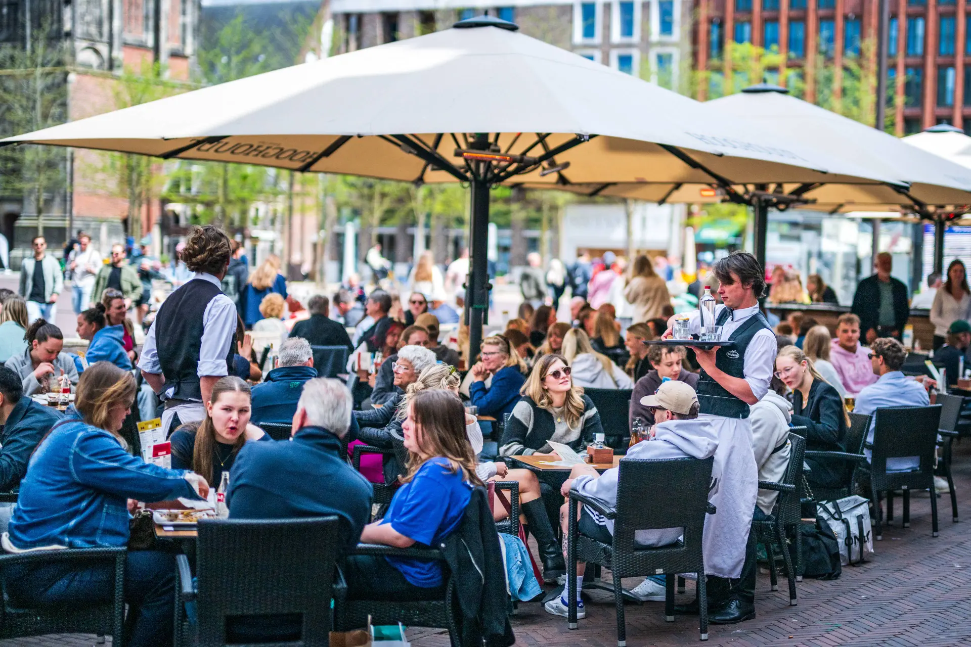 Met deze trucs laten restaurants jou meer bestellen en uitgeven