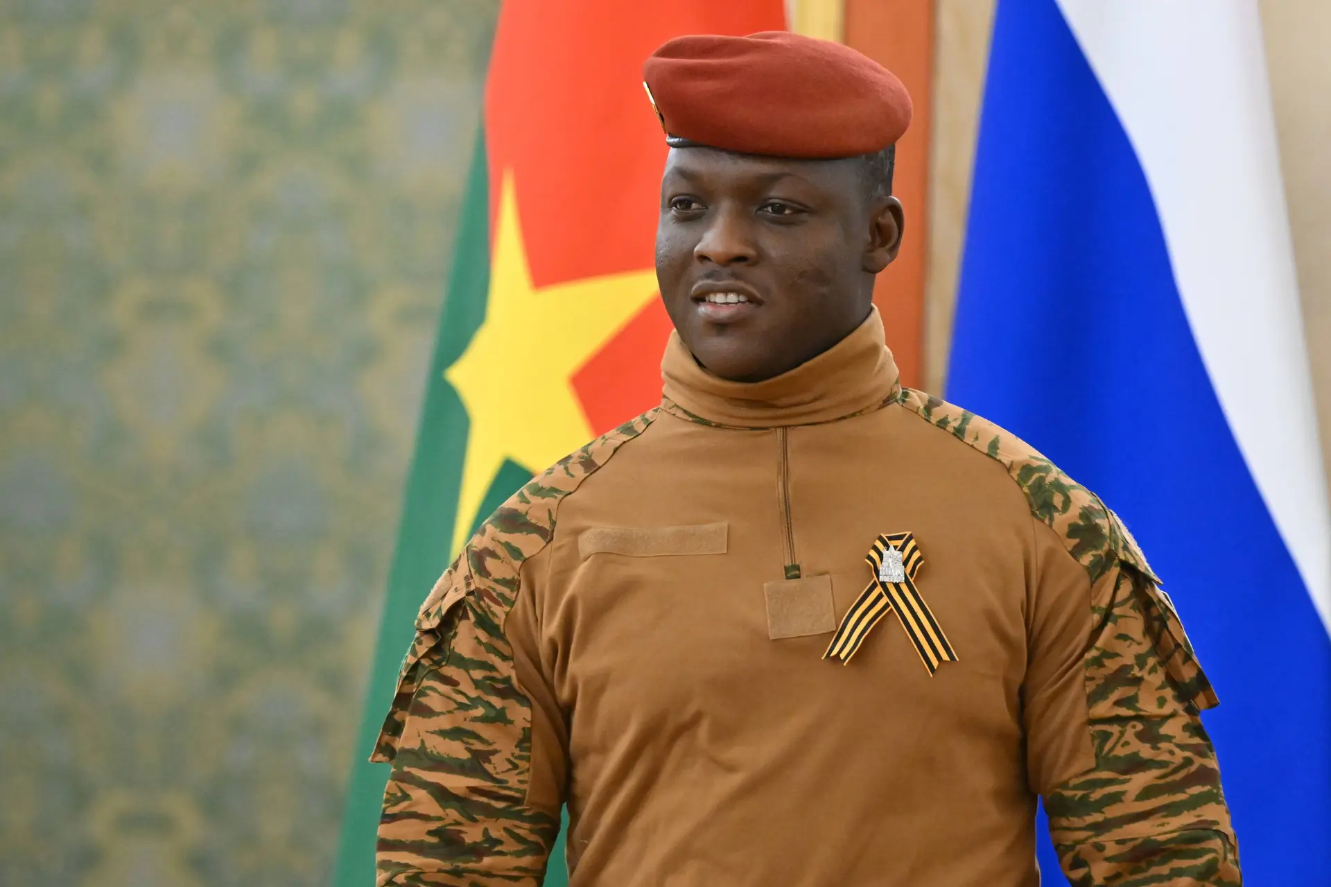 Juntaleider Burkina Faso toegezongen door AI-versie van Beyoncé en Justin Bieber, maar mensen zien het verschil niet meer