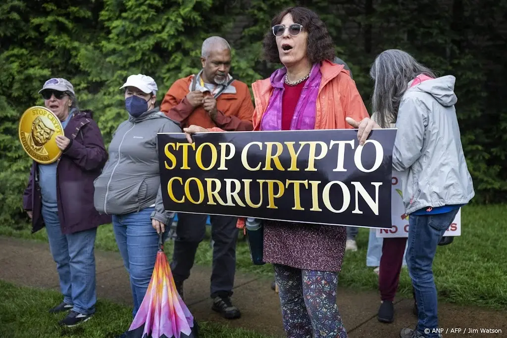 Genodigden voor Trumps cryptodiner uitgejoeld door demonstranten